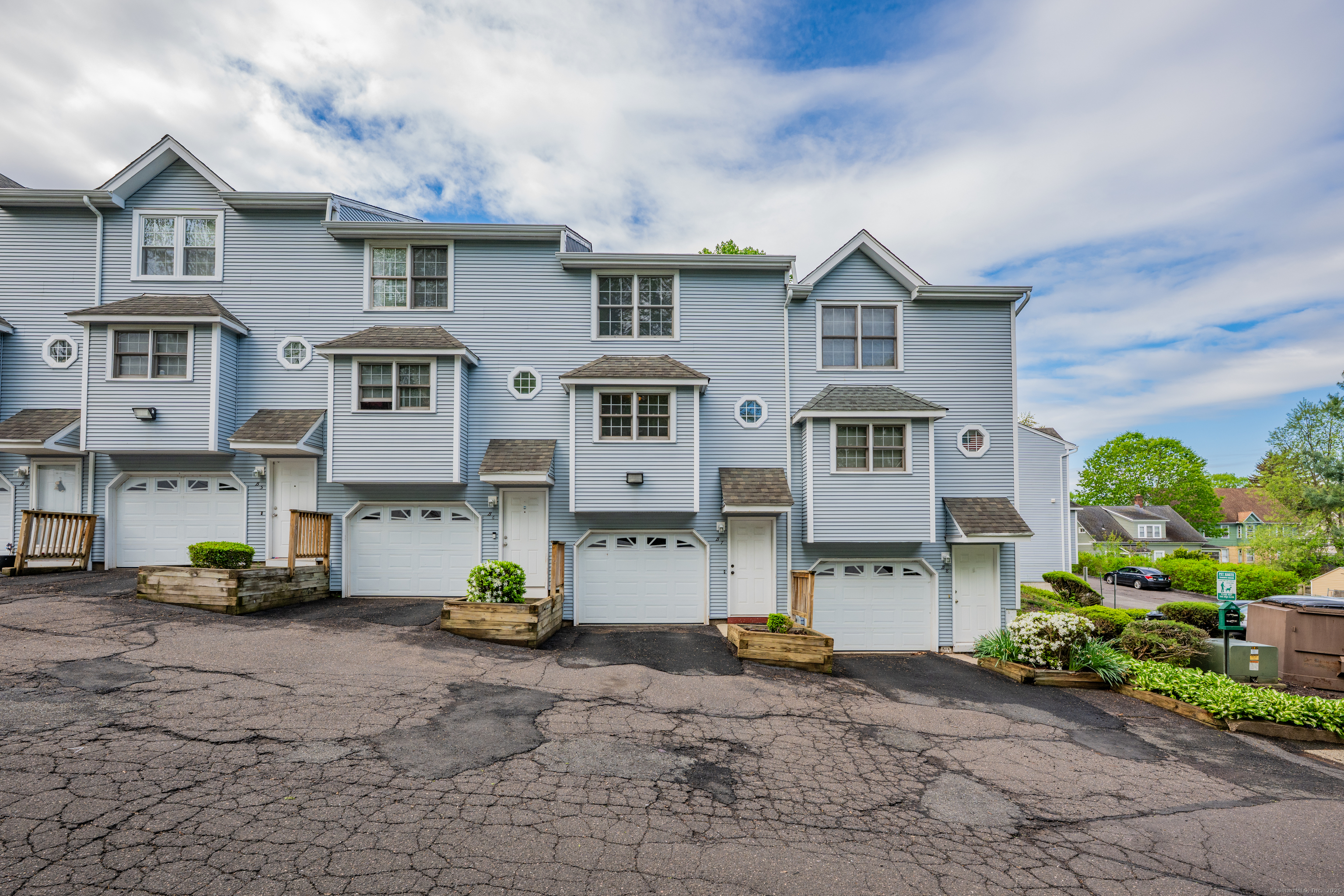 Broad Street 7B, Meriden, Connecticut - 2 Bedrooms  
2 Bathrooms  
4 Rooms - 