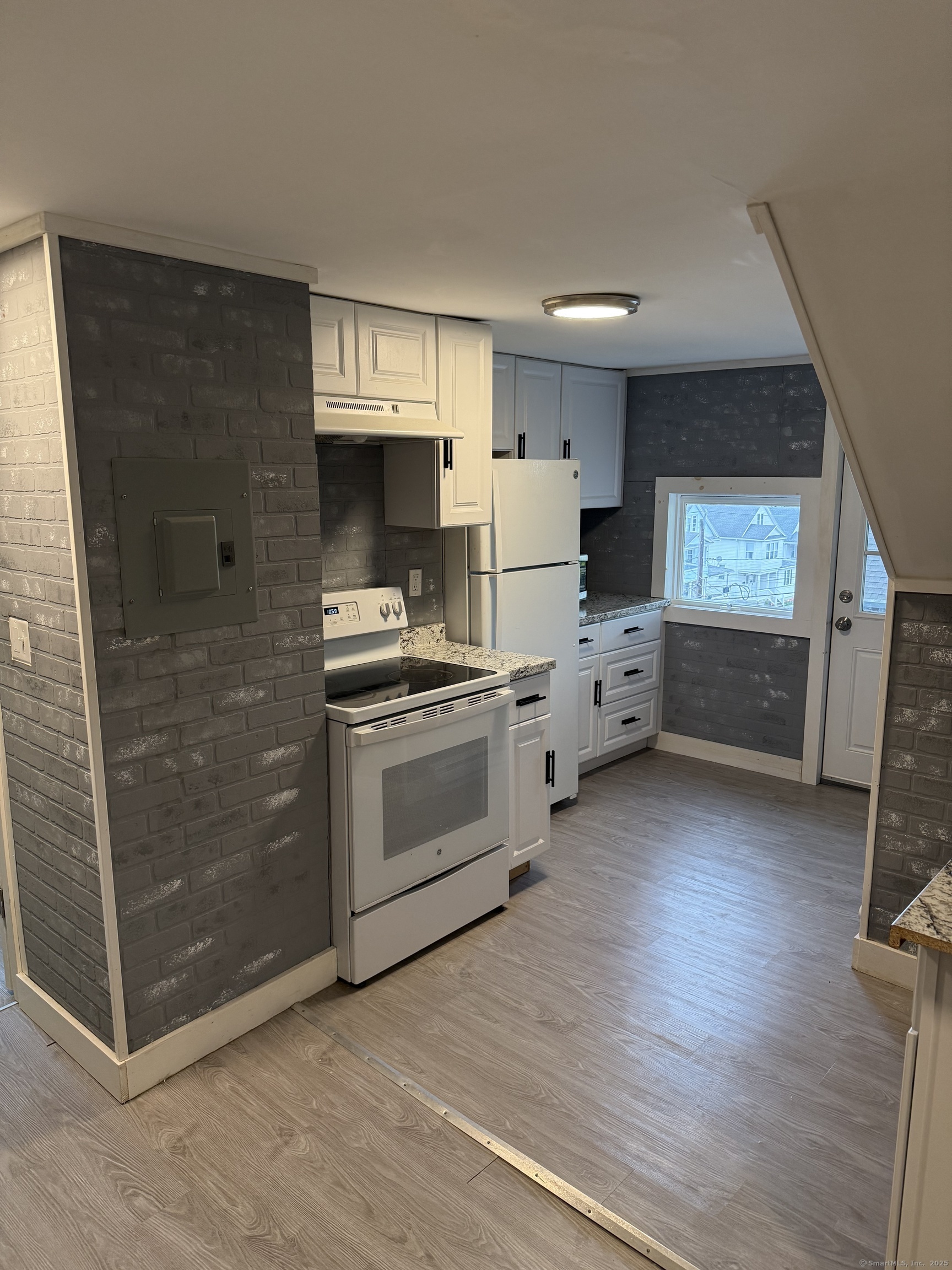 Funston Avenue, Torrington, Connecticut - 1 Bedrooms  
1 Bathrooms  
3 Rooms - 