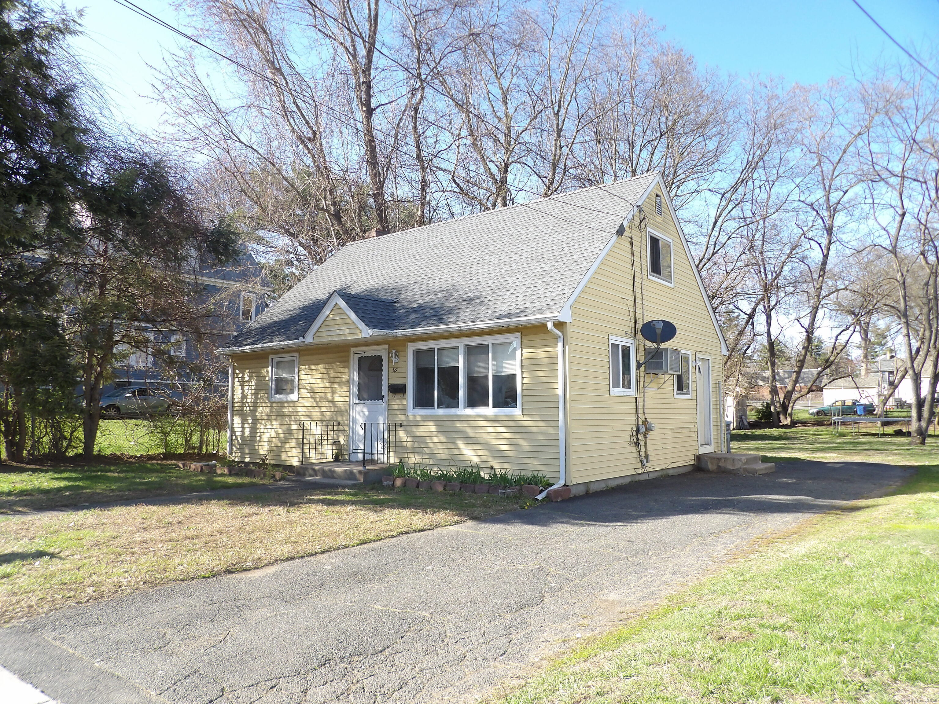 Property for Sale at Vineland Terrace, Hartford, Connecticut - Bedrooms: 3 
Bathrooms: 1 
Rooms: 6  - $194,900