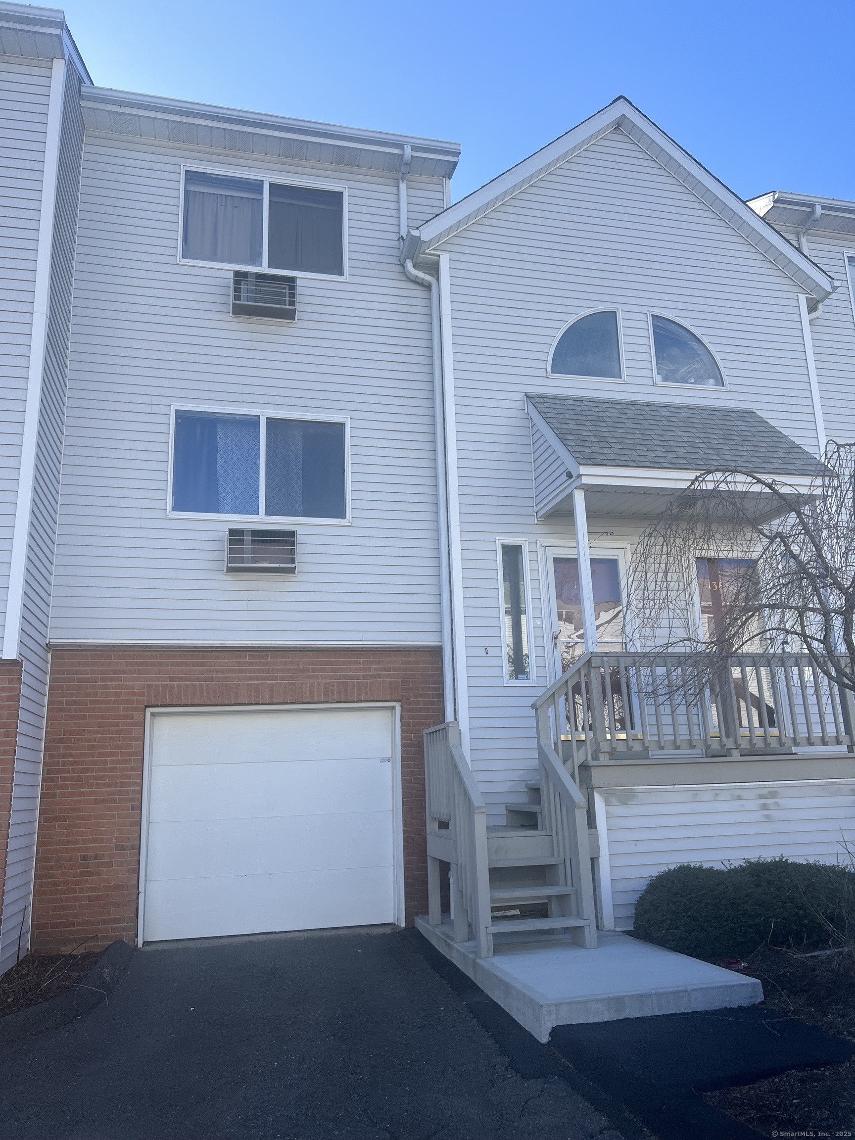 Oronoke Road 13E, Waterbury, Connecticut - 2 Bedrooms  
2 Bathrooms  
5 Rooms - 