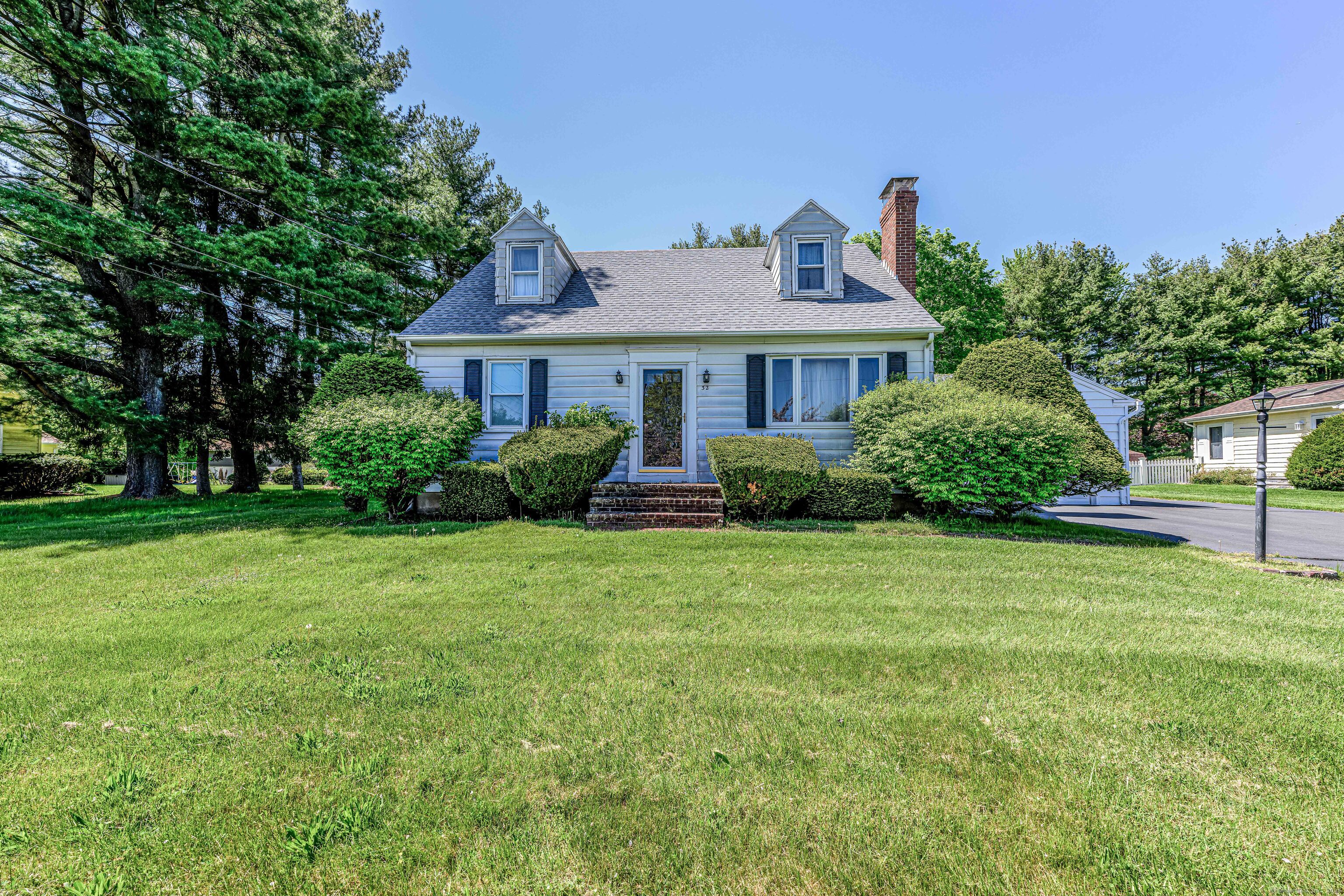 Property for Sale at 32 Ridge Road, Wallingford, Connecticut - Bedrooms: 4 
Bathrooms: 2 
Rooms: 6  - $299,000