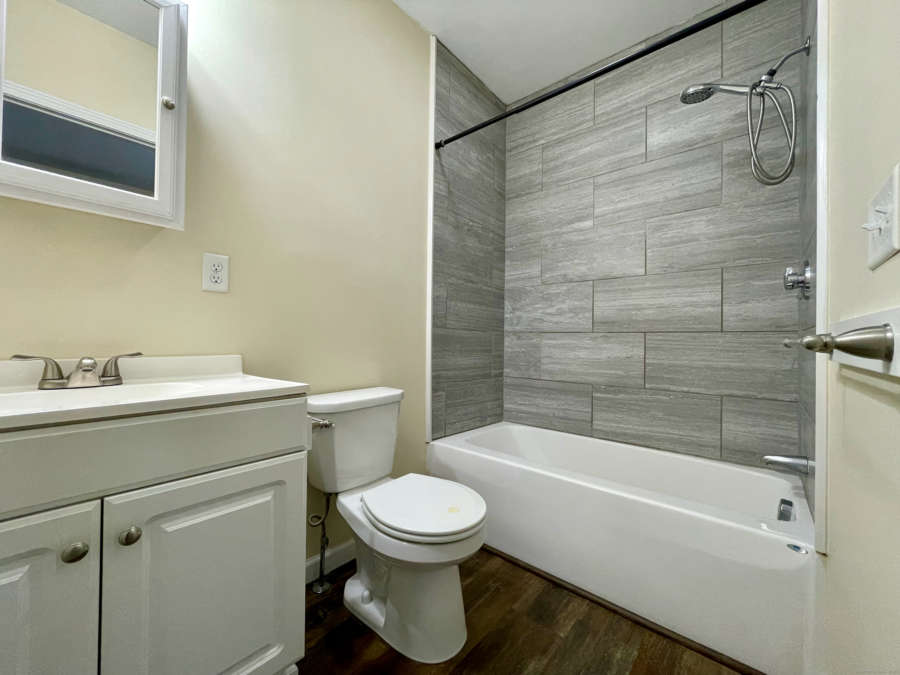 Bristol, Connecticut 06010, United States, 2 Bedrooms Bedrooms, ,1 BathroomBathrooms,Residential,Active,254668