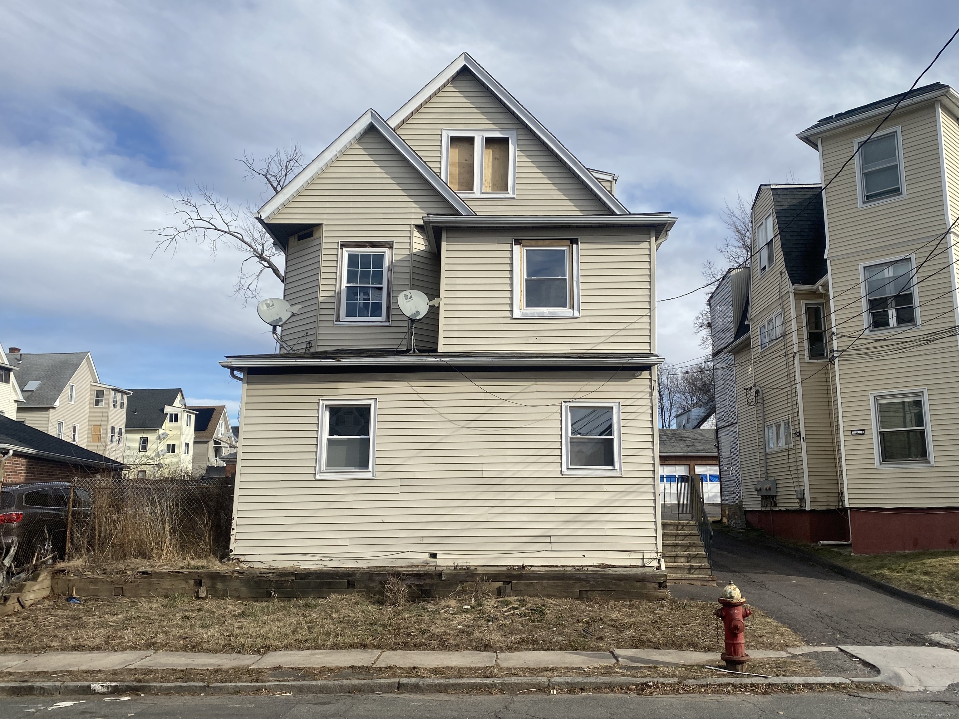 Property for Sale at Mclean Street, Hartford, Connecticut - Bedrooms: 8 
Bathrooms: 3 
Rooms: 17  - $350,000
