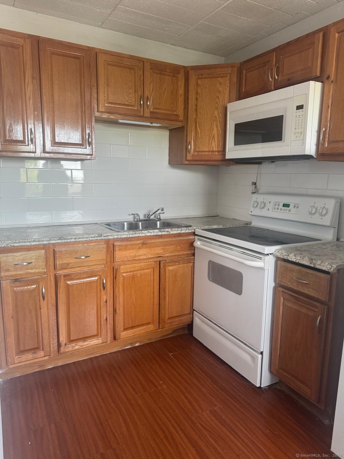 Boston Avenue, Bridgeport, Connecticut - 1 Bedrooms  
1 Bathrooms  
4 Rooms - 