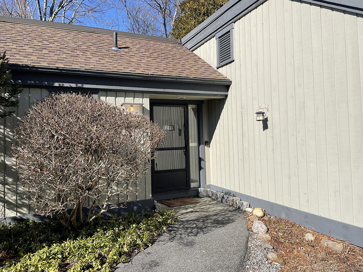 Heritage Village B, Southbury, Connecticut - 3 Bedrooms  
2 Bathrooms  
6 Rooms - 