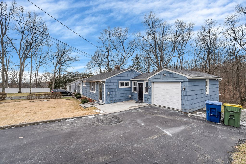 Photo of 149 Lakeside Boulevard E, Waterbury, CT 06708 (MLS # 24143664)