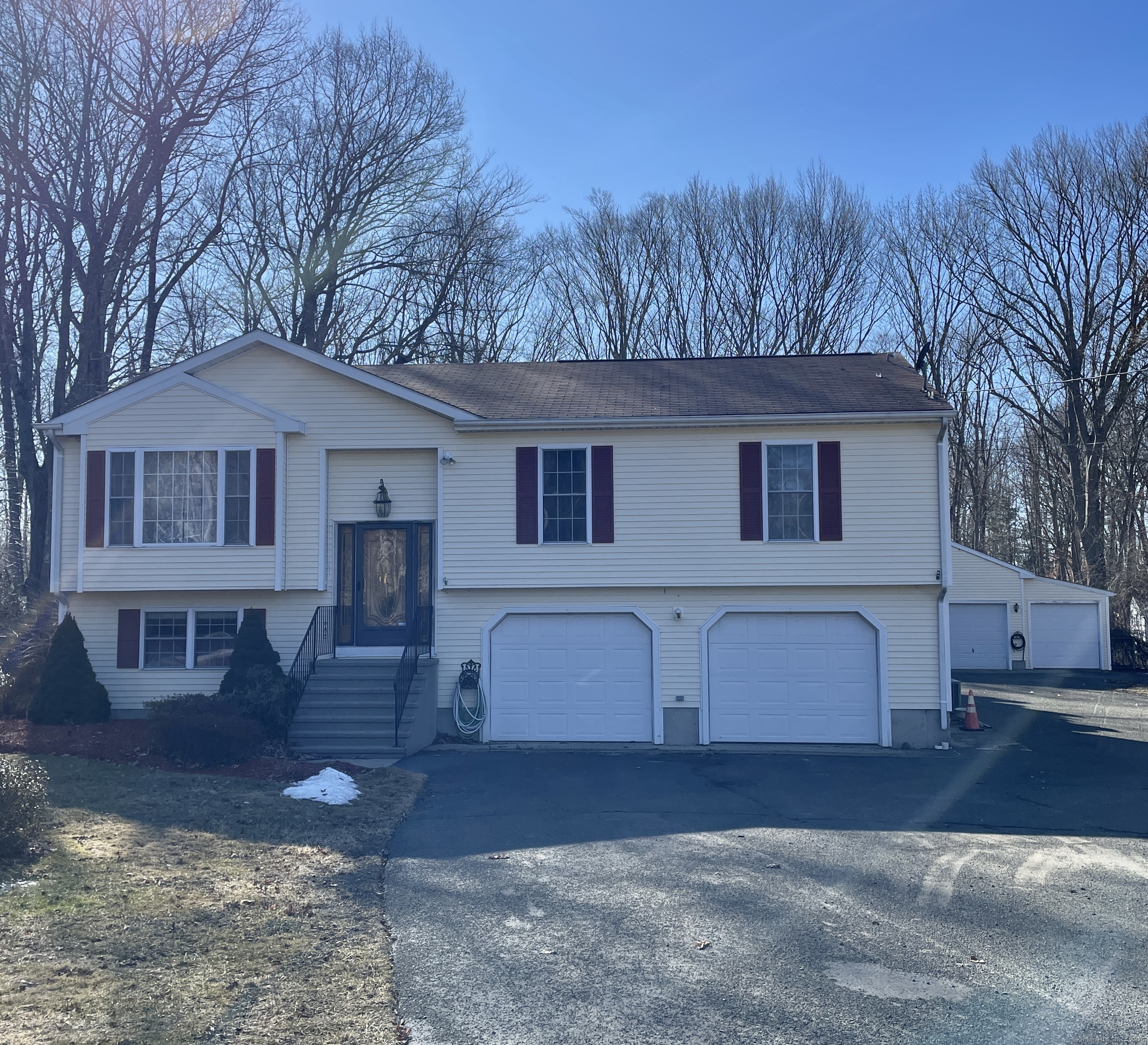 Woodhouse Avenue, North Branford, Connecticut - 3 Bedrooms  
3 Bathrooms  
7 Rooms - 