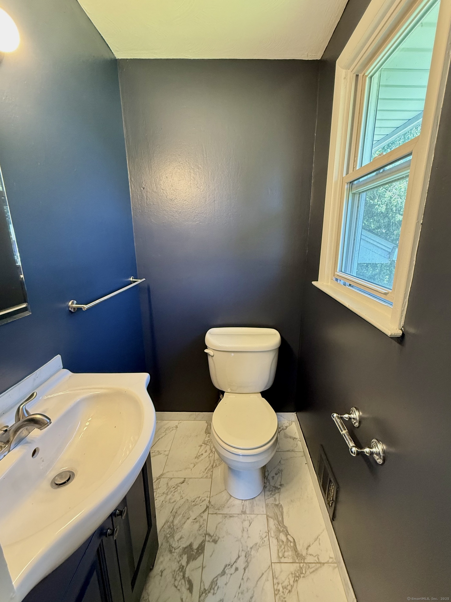 West Hartford, Connecticut 06107, United States, 3 Bedrooms Bedrooms, ,2 BathroomsBathrooms,Residential,Active,164983