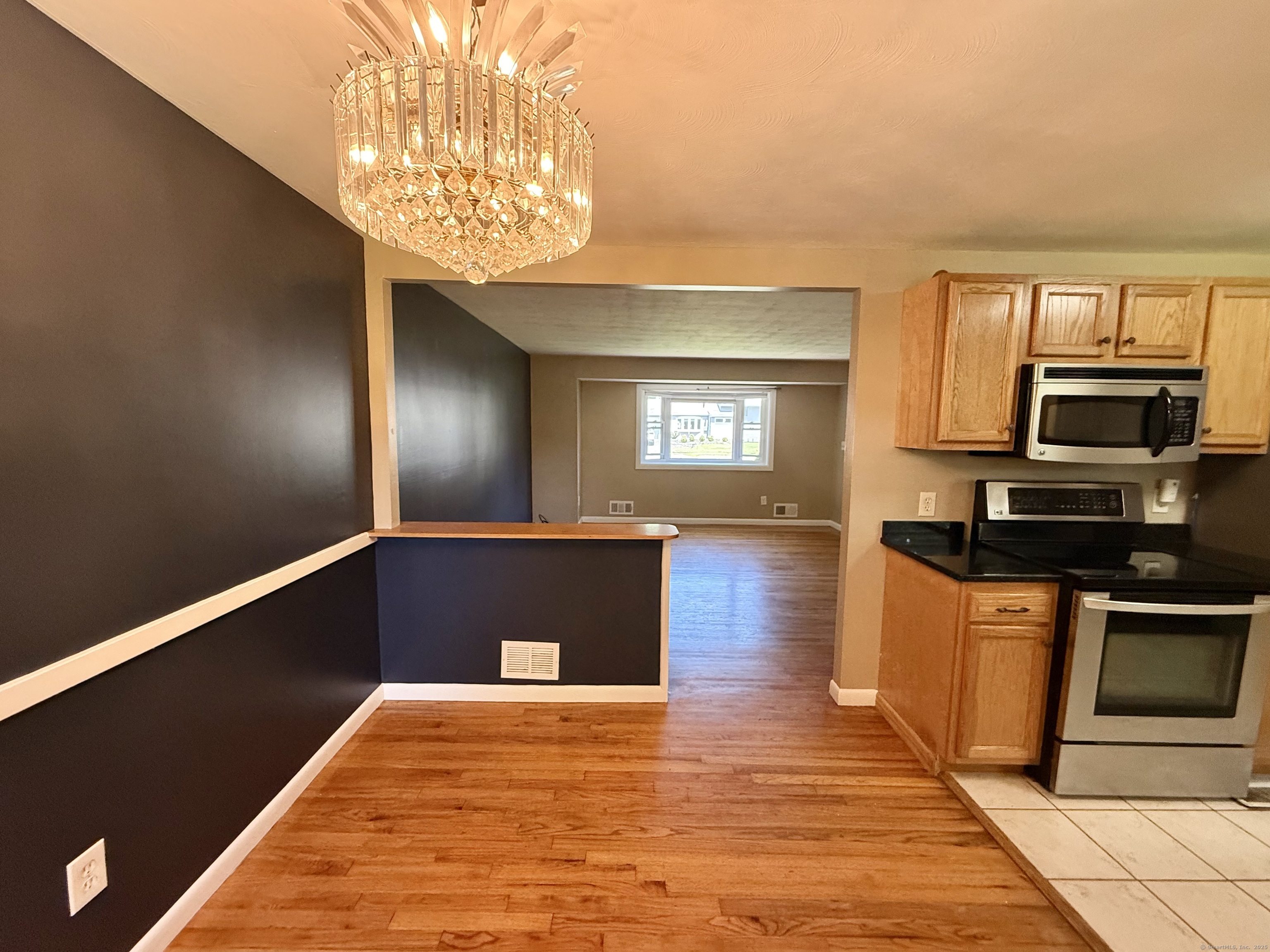 West Hartford, Connecticut 06107, United States, 3 Bedrooms Bedrooms, ,2 BathroomsBathrooms,Residential,Active,164983