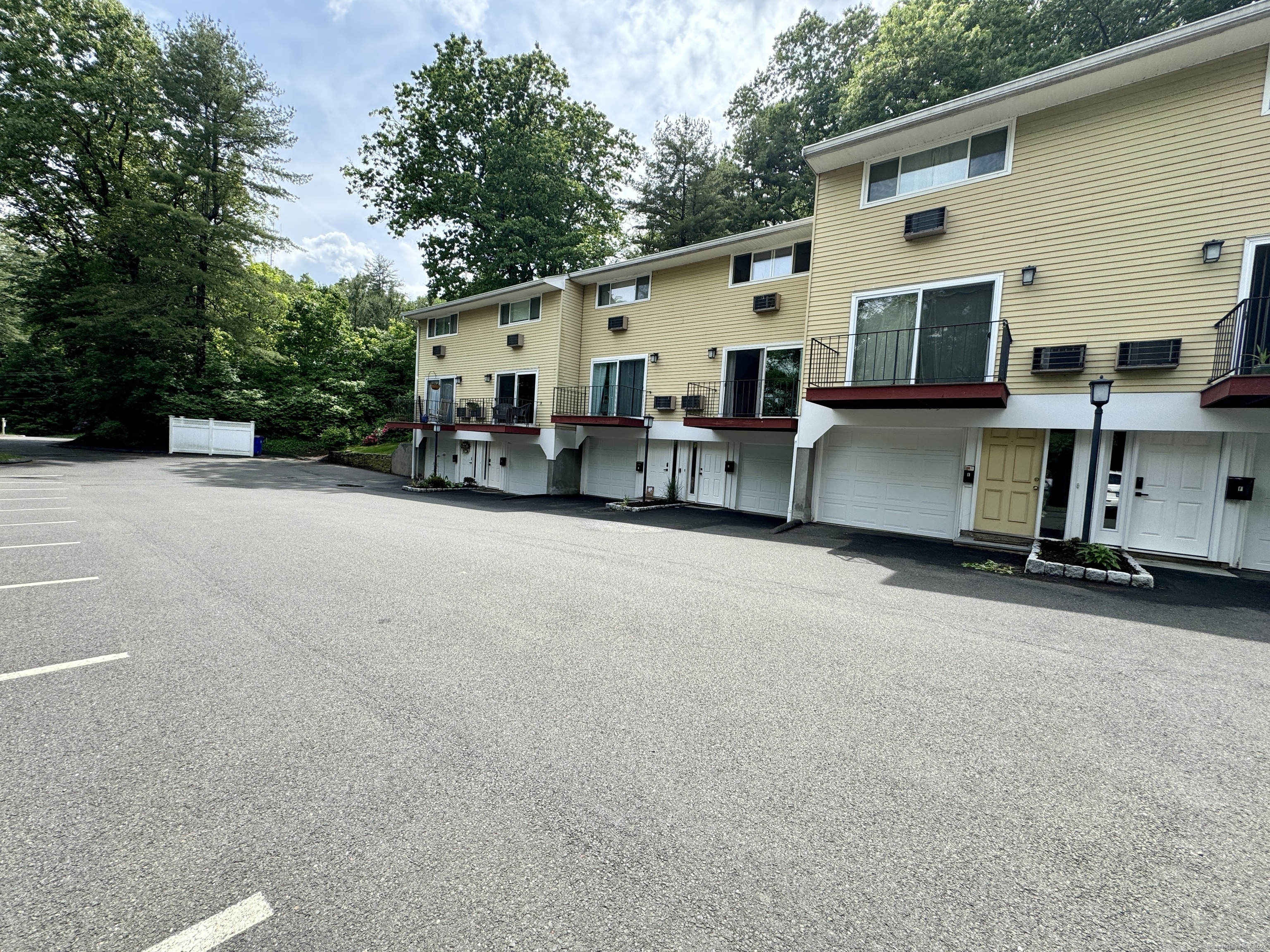 Rental Property at 10 Massaco Street Apt D, Simsbury, Connecticut - Bedrooms: 2 
Bathrooms: 2 
Rooms: 5  - $2,200 MO.
