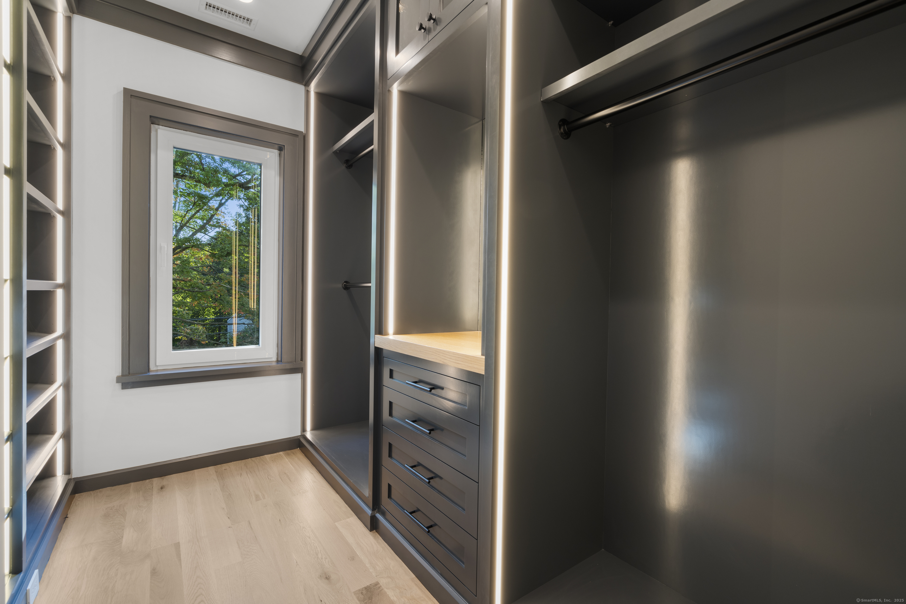 Darien, Connecticut 06820, United States, 5 Bedrooms Bedrooms, ,5 BathroomsBathrooms,Residential,Active,216316