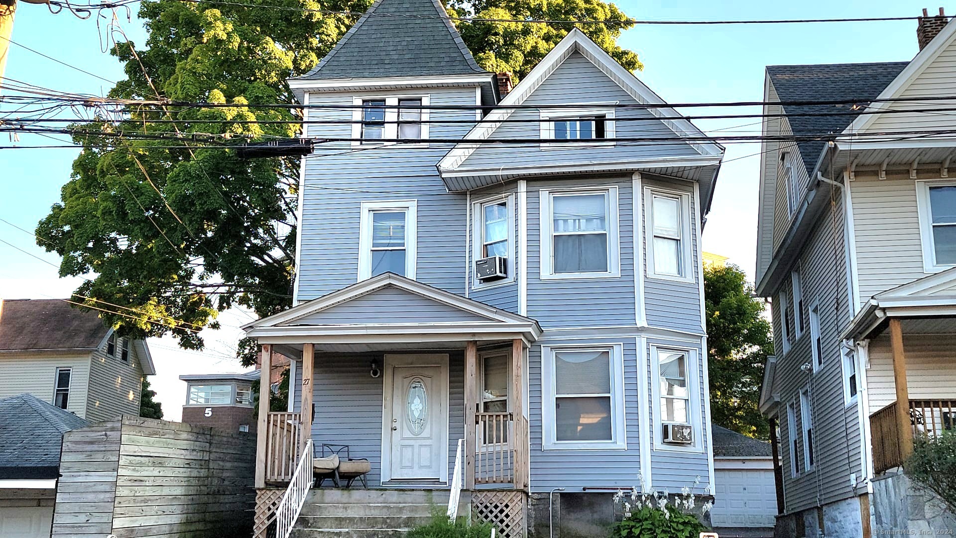 27 Center Street, Bridgeport, Connecticut - 4 Bedrooms  
2 Bathrooms  
10 Rooms - 