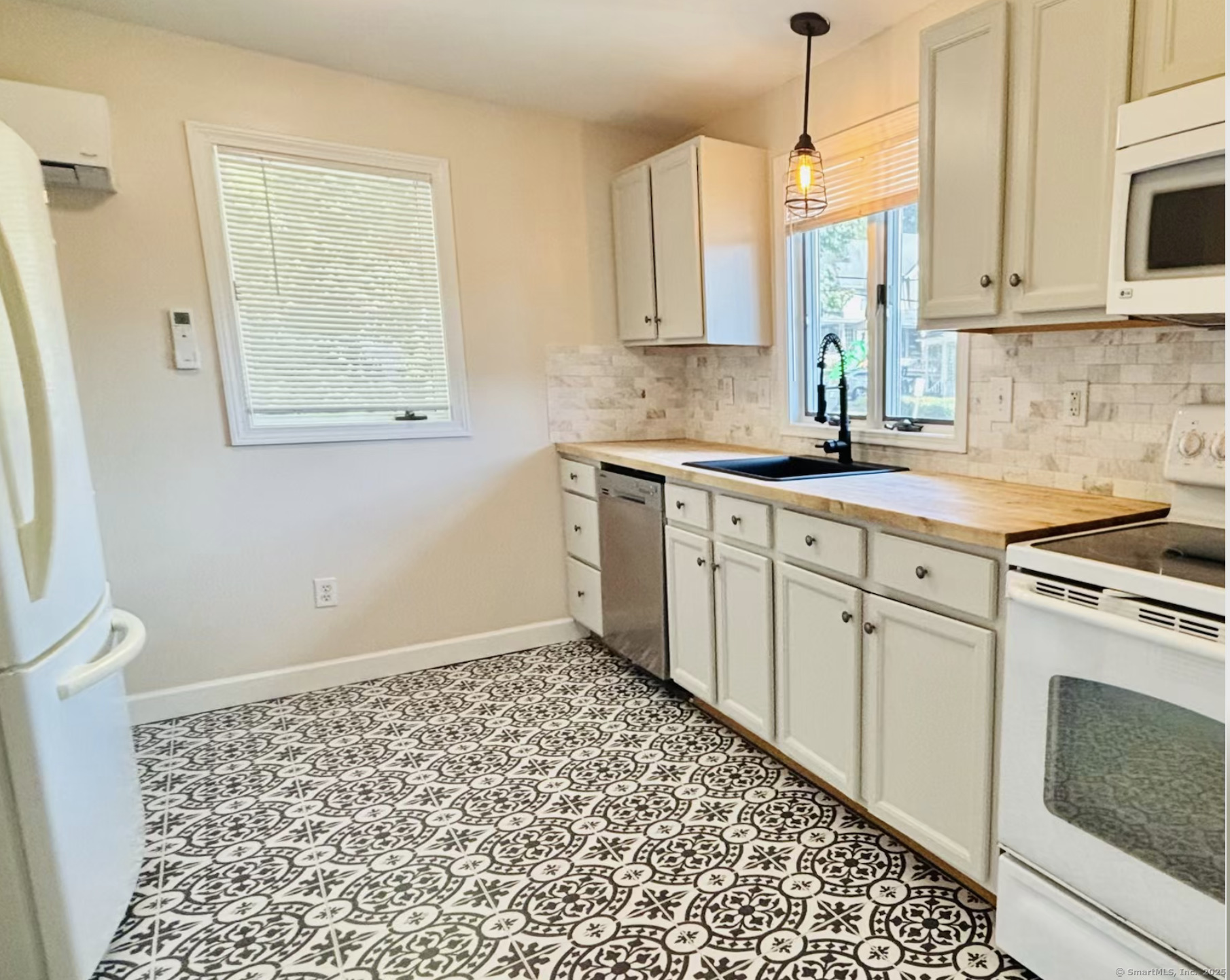 Norwich, Connecticut 06360, United States, 2 Bedrooms Bedrooms, ,1 BathroomBathrooms,Residential,Pending,226766