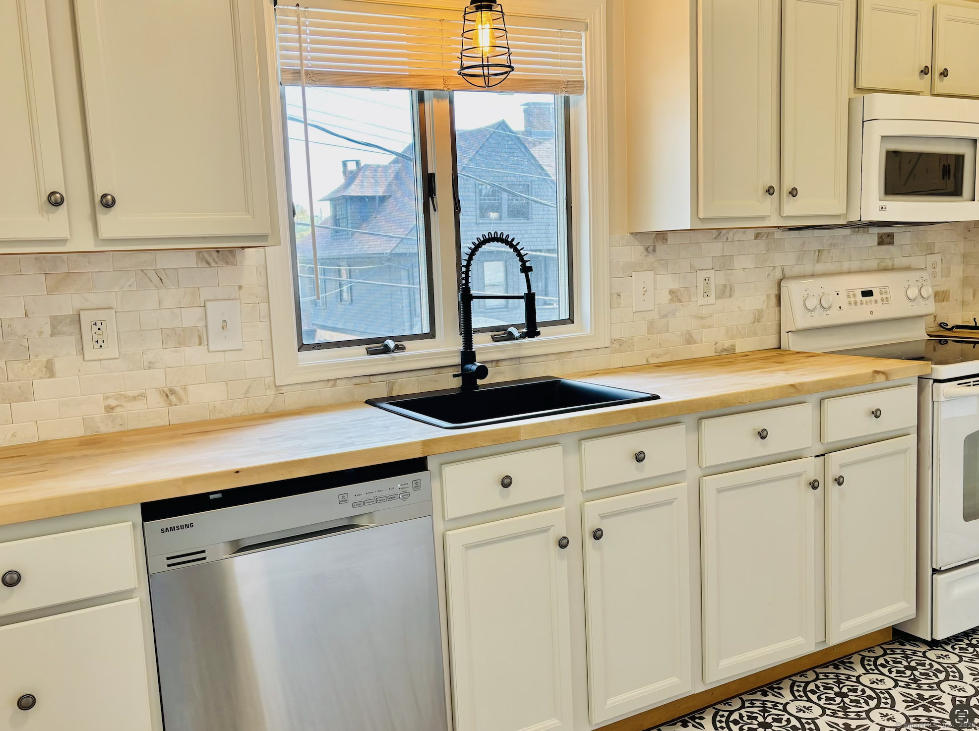 Norwich, Connecticut 06360, United States, 2 Bedrooms Bedrooms, ,1 BathroomBathrooms,Residential,Pending,226766