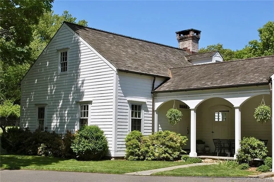 34 Division Street, Easton, Connecticut - 2 Bedrooms  
2 Bathrooms  
6 Rooms - 