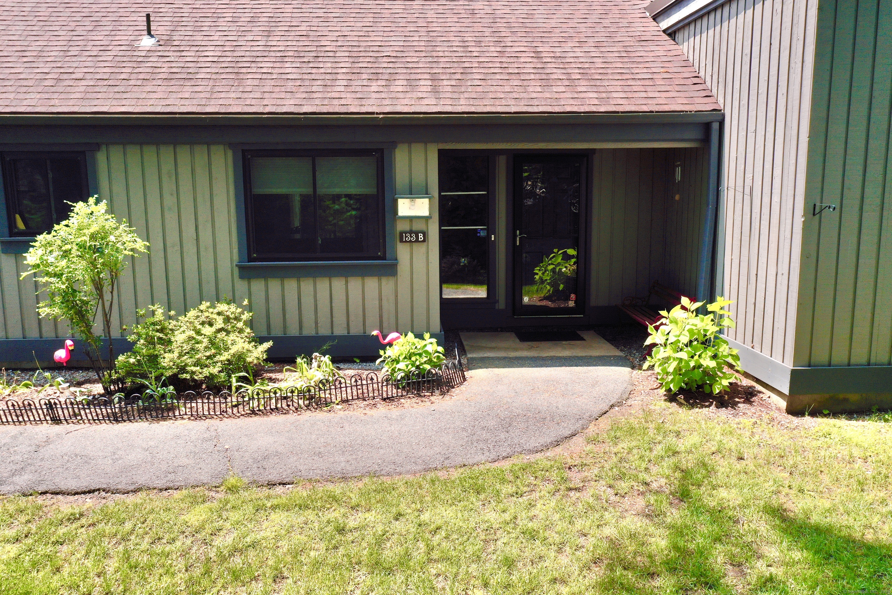 Heritage Village B, Southbury, Connecticut - 2 Bedrooms  
2 Bathrooms  
5 Rooms - 