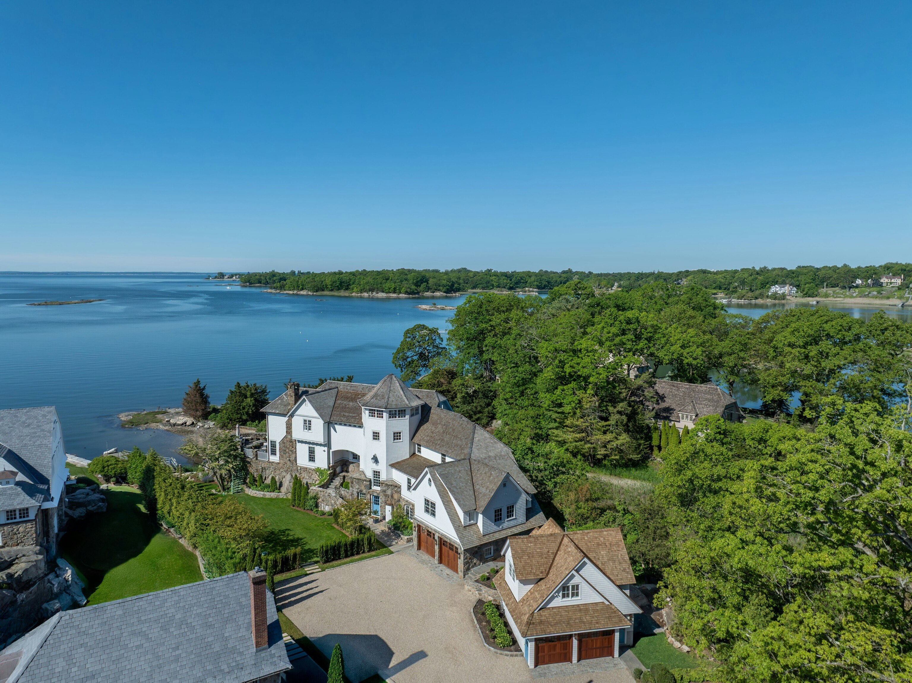 25 Tokeneke Trail, Darien, Connecticut - 5 Bedrooms  
5.5 Bathrooms  
15 Rooms - 