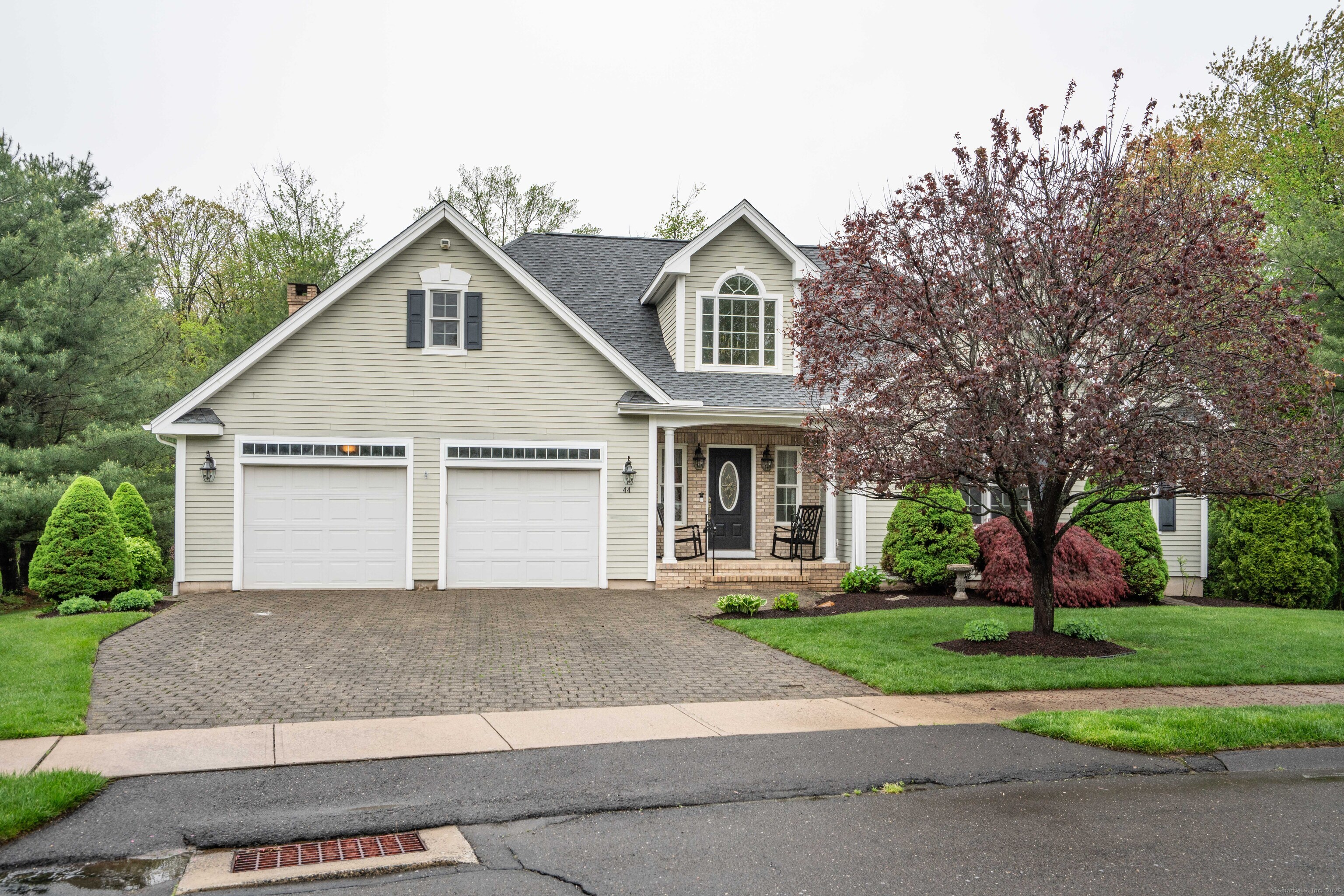 Cold Springs Road, Bristol, Connecticut - 2 Bedrooms  
3 Bathrooms  
5 Rooms - 