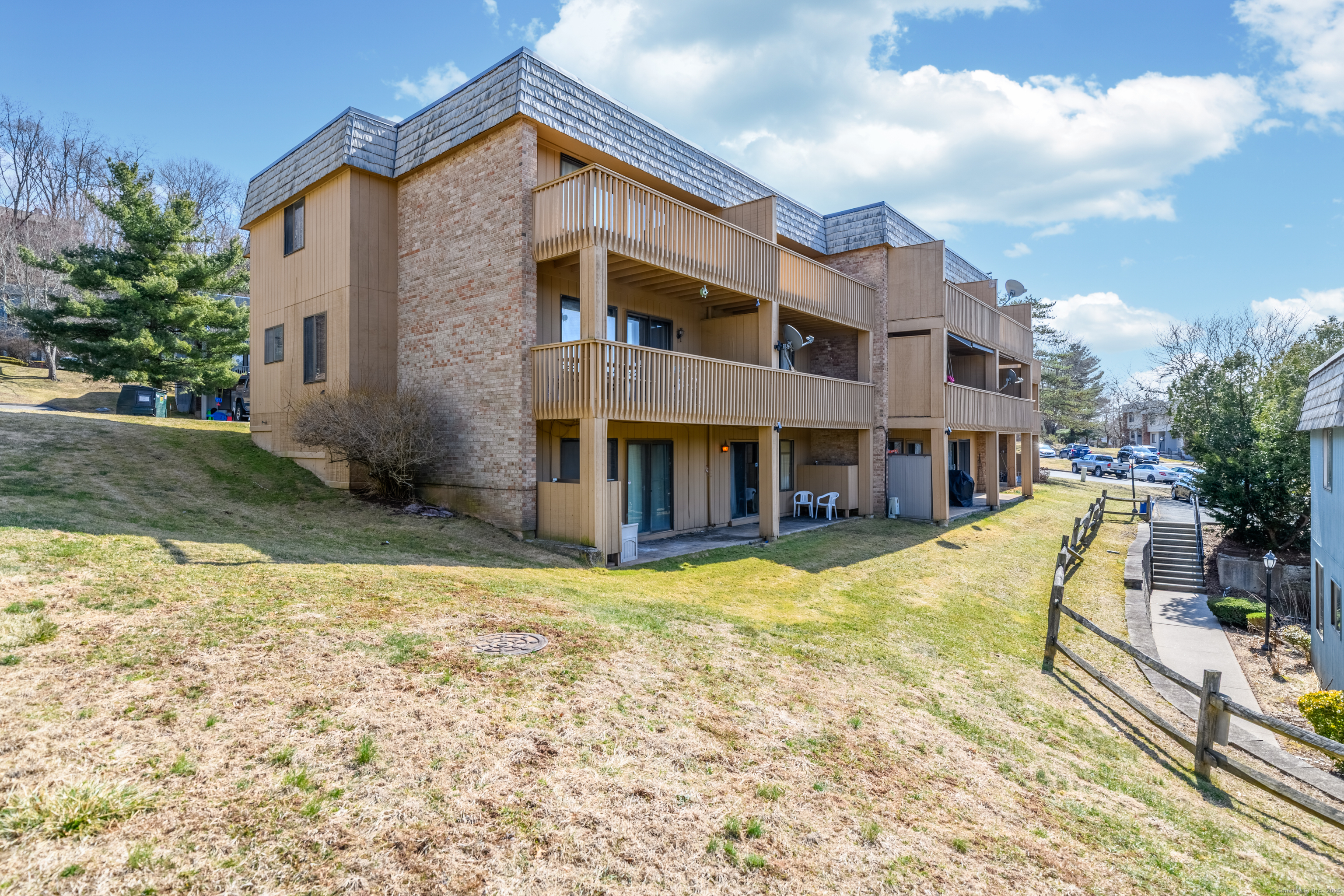 9 Hawthorn Court #9, Cromwell, Connecticut image 2