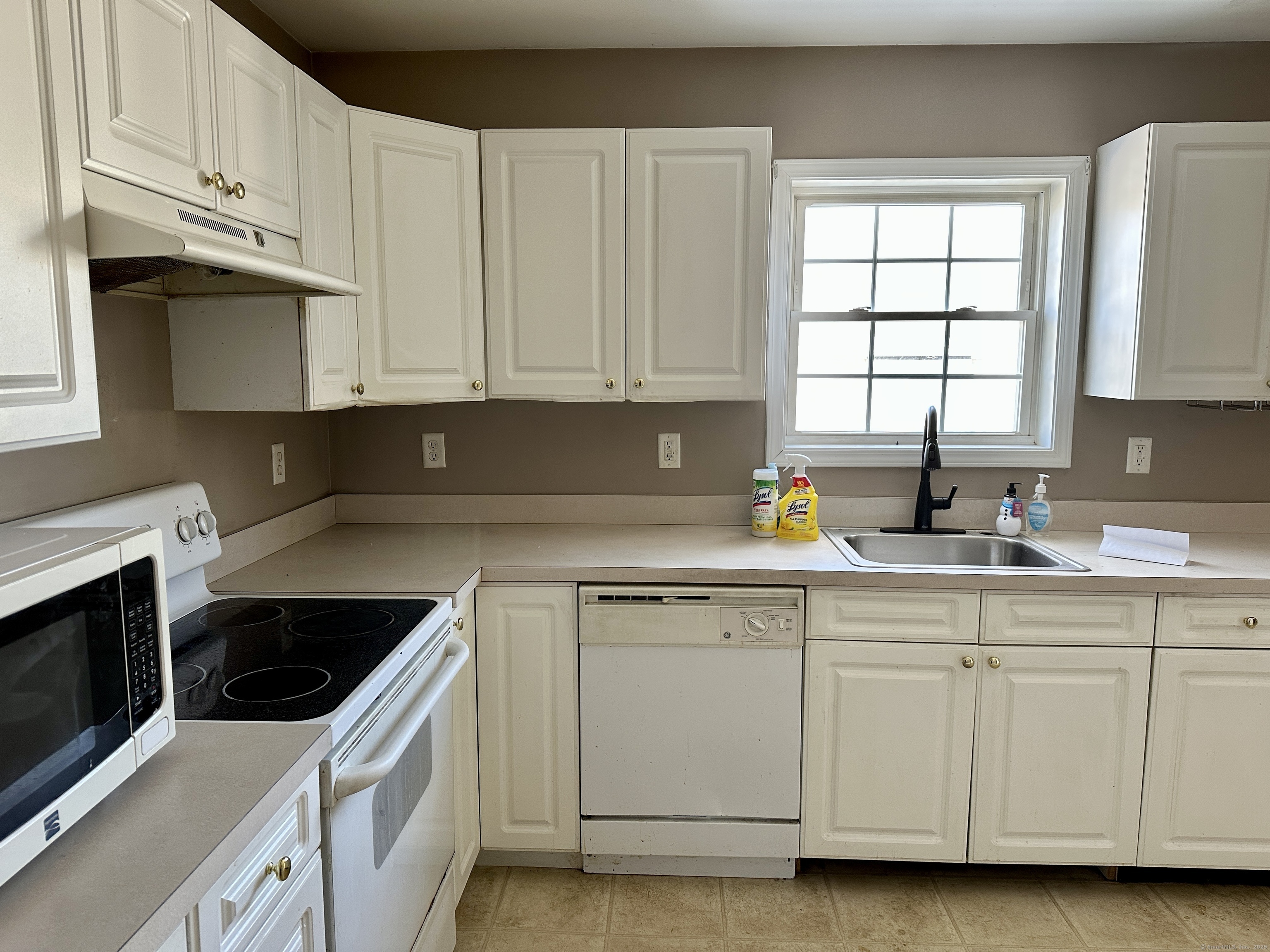 Stonefield Drive 19, Waterbury, Connecticut - 3 Bedrooms  
2 Bathrooms  
6 Rooms - 