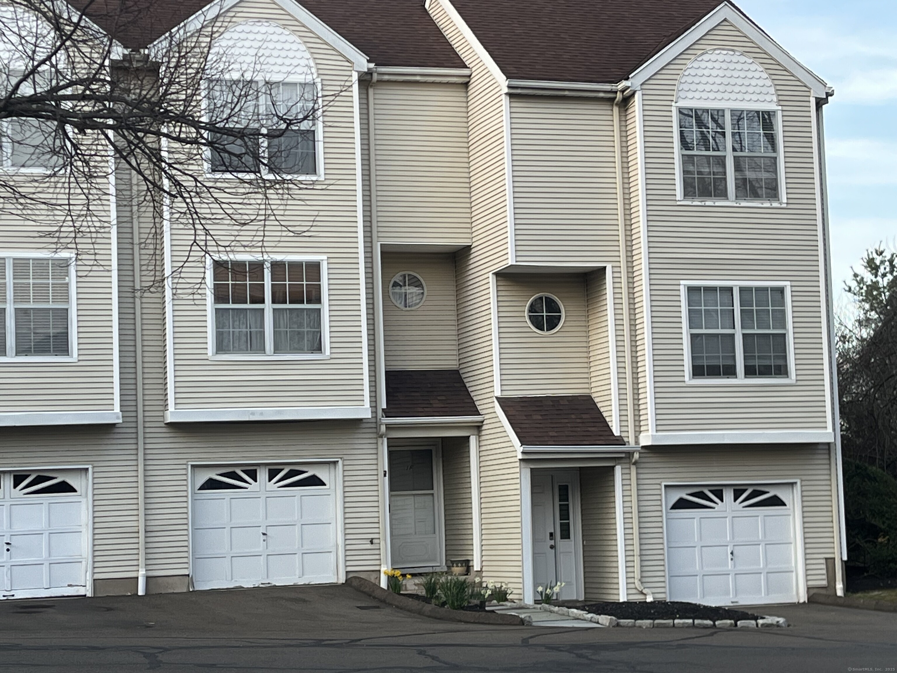 State Street Apt 1F, Hamden, Connecticut - 2 Bedrooms  
2 Bathrooms  
5 Rooms - 