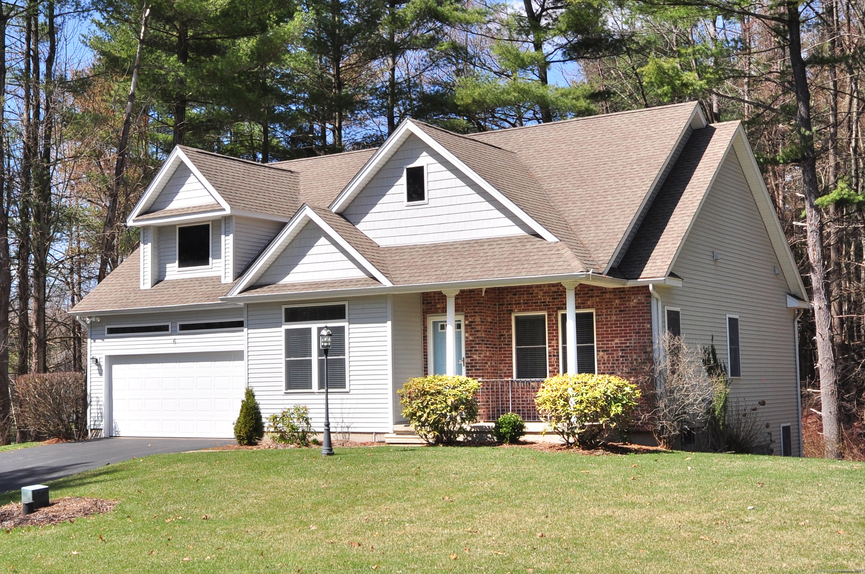 River Town Road, Windsor, Connecticut - 2 Bedrooms  
2 Bathrooms  
5 Rooms - 