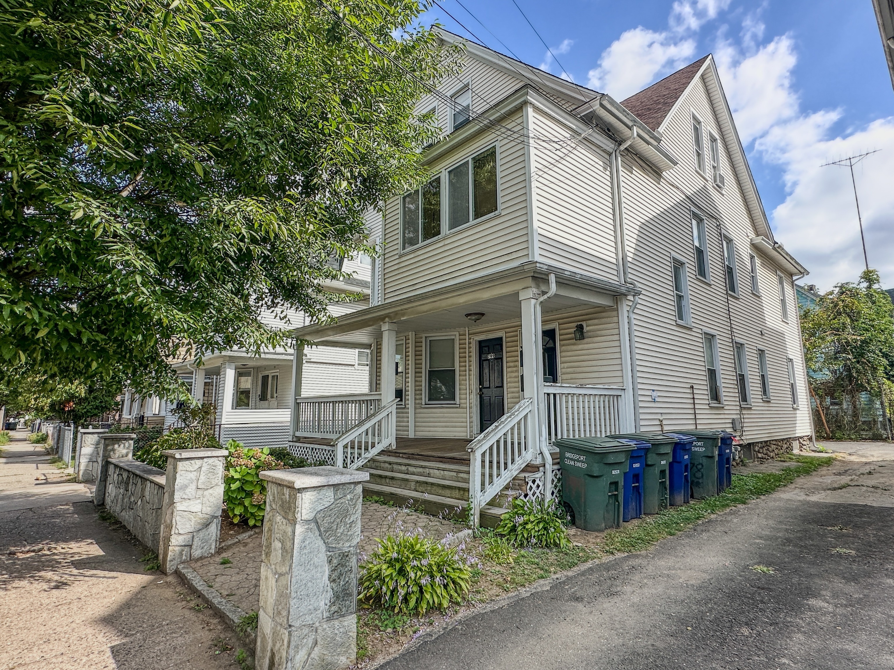Capitol Avenue, Bridgeport, Connecticut - 6 Bedrooms  
3 Bathrooms  
13 Rooms - 