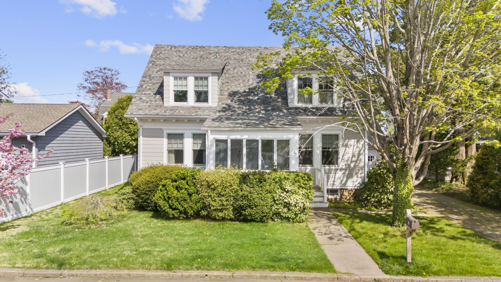 29 Crescent Bluff Avenue