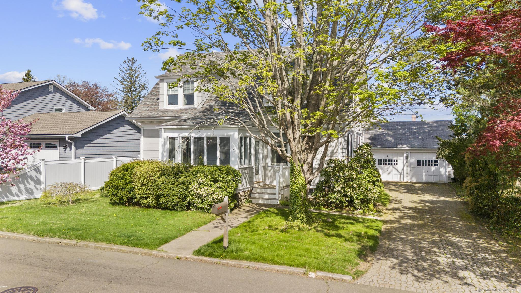 29 Crescent Bluff Avenue