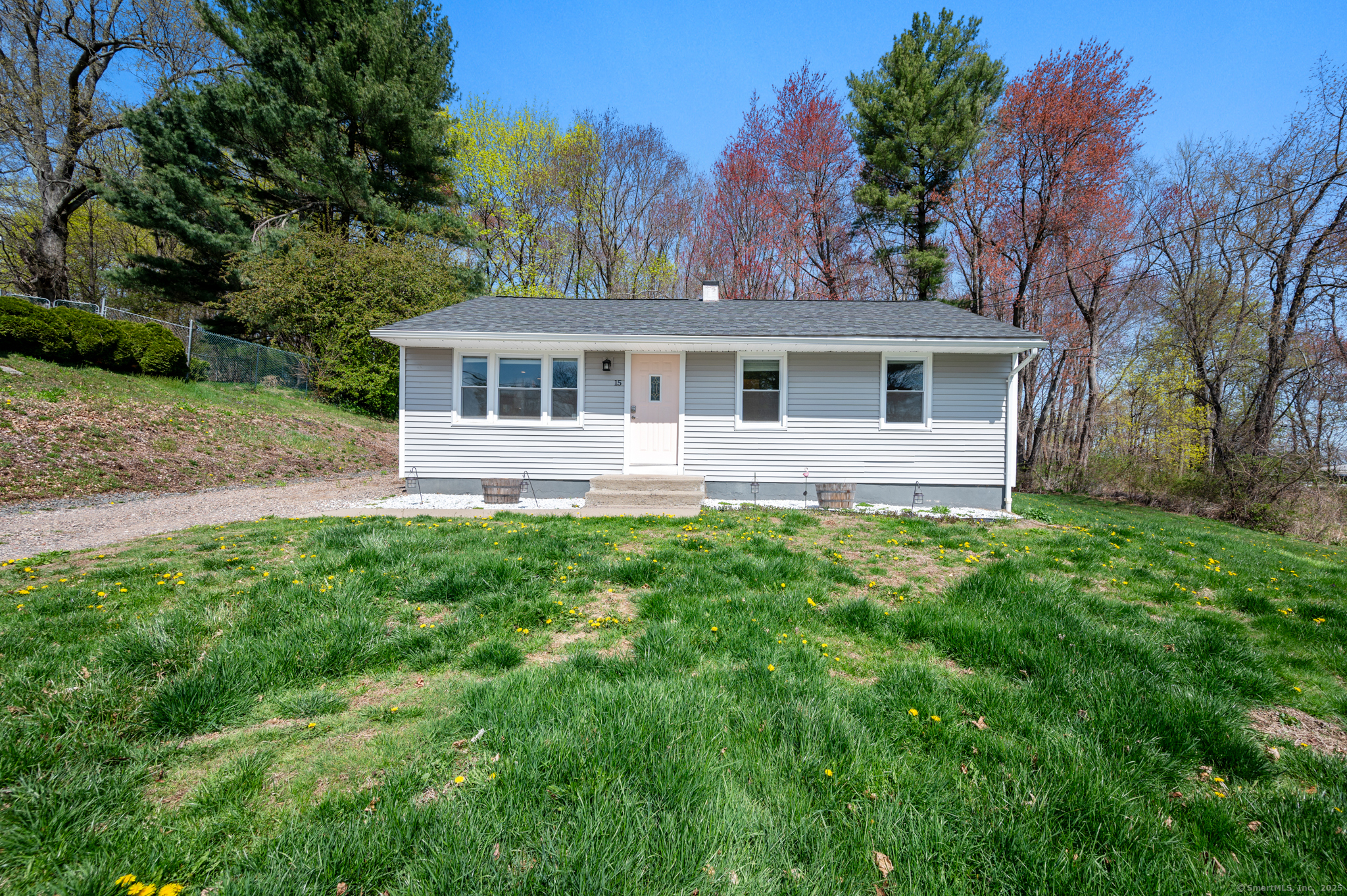 Cricket Road, East Windsor, Connecticut - 3 Bedrooms  
1 Bathrooms  
4 Rooms - 