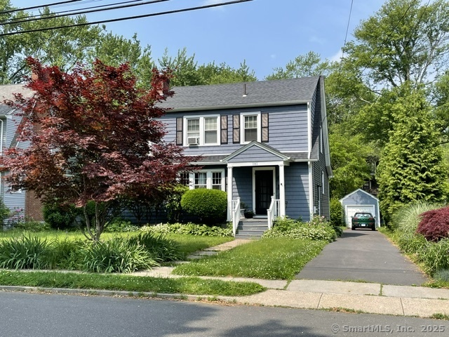 Auburn Road, West Hartford, Connecticut - 3 Bedrooms  
3 Bathrooms  
7 Rooms - 