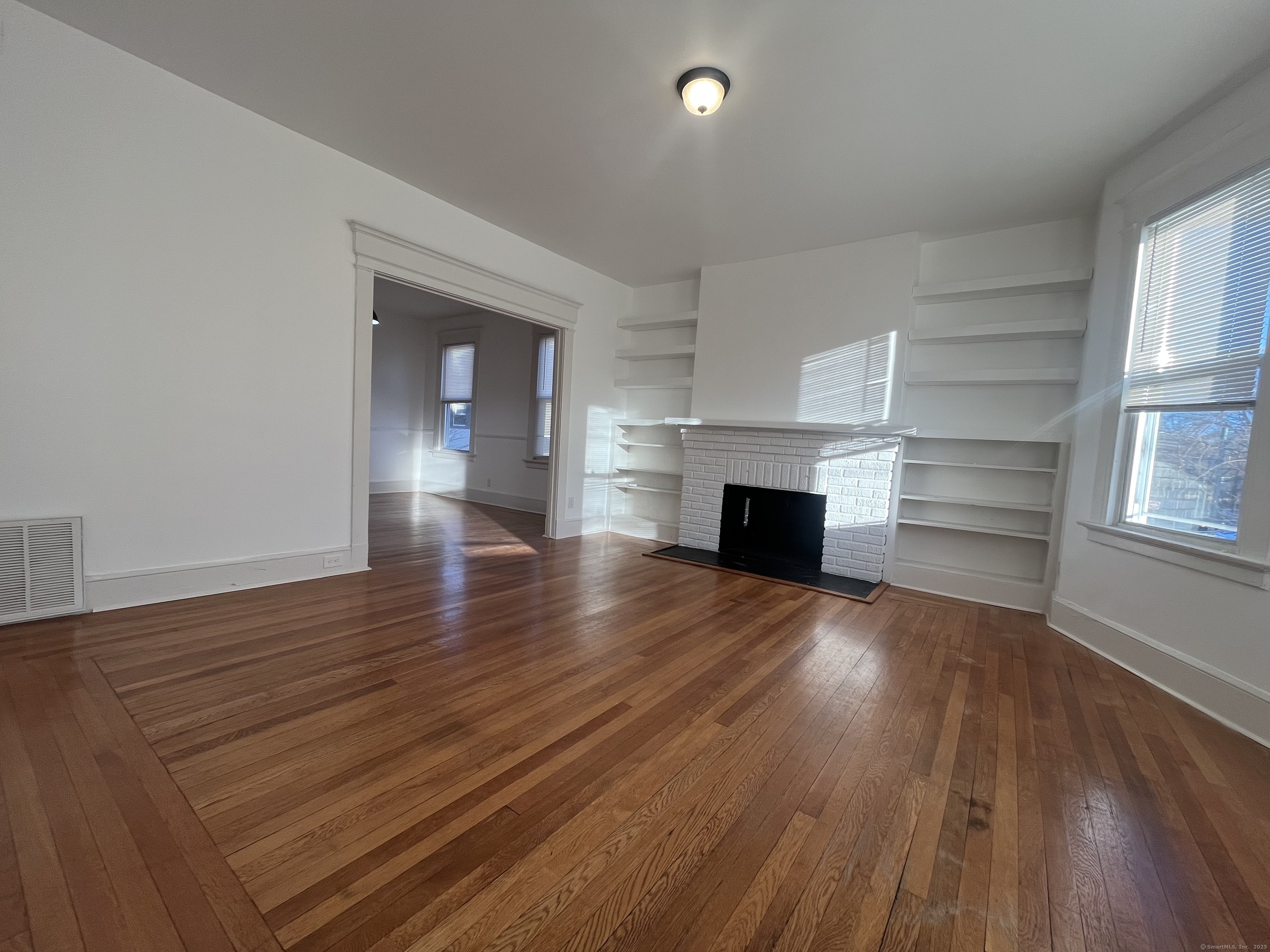 Elm Street, New Haven, Connecticut - 2 Bedrooms  
1 Bathrooms  
14 Rooms - 