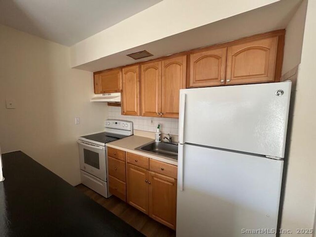 Photo of 5 W Washington Avenue #APT 7, Stamford, CT 06902 (MLS # 24143280)