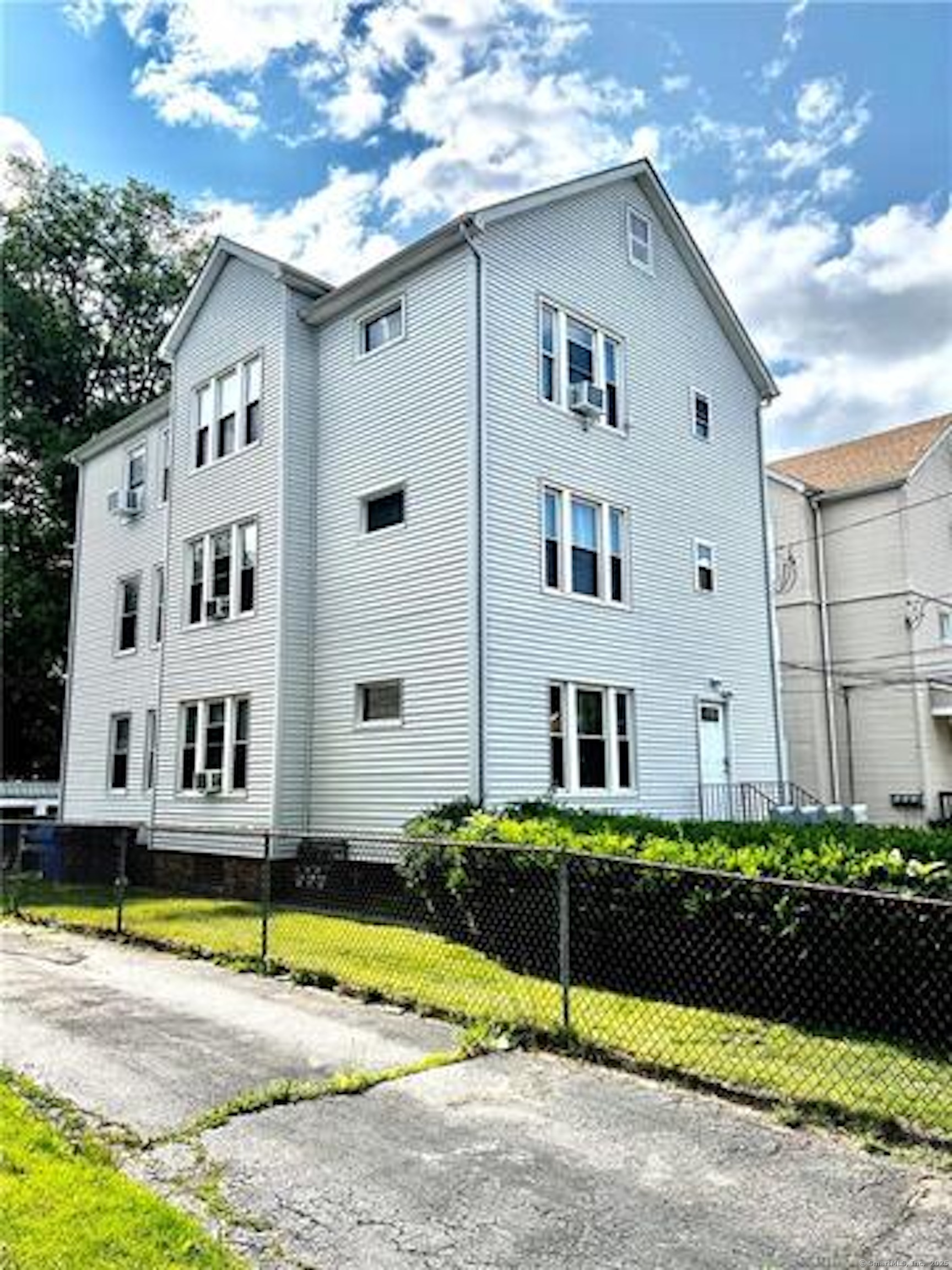 Rental Property at Brooklawn Street 2nd Floor, New Britain, Connecticut - Bedrooms: 2 
Bathrooms: 1 
Rooms: 5  - $1,600 MO.
