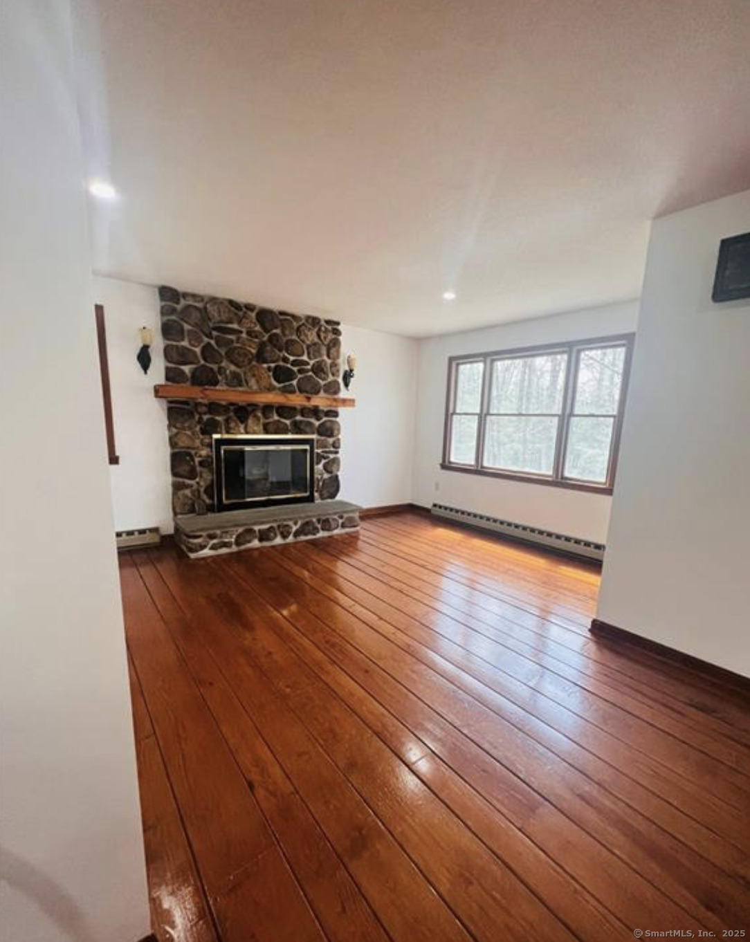 Harwinton, Connecticut 06791, United States, 3 Bedrooms Bedrooms, ,2 BathroomsBathrooms,Residential,Active,144914