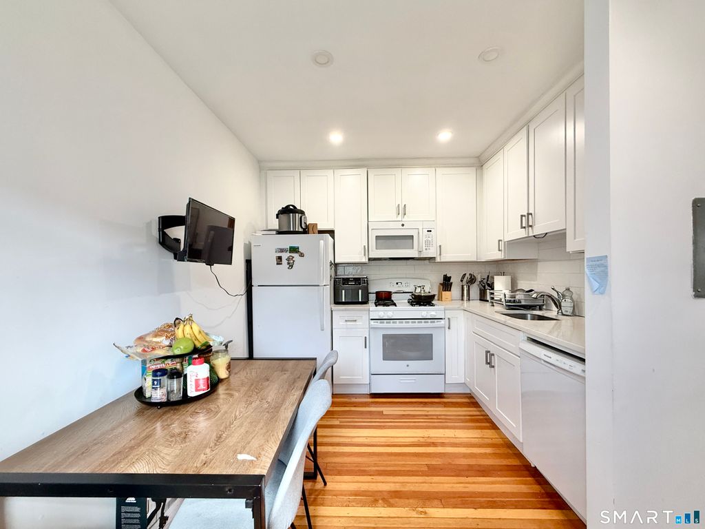 Photo of 10 Linden Place #1B, Stamford, CT 06902 (MLS # 24164676)