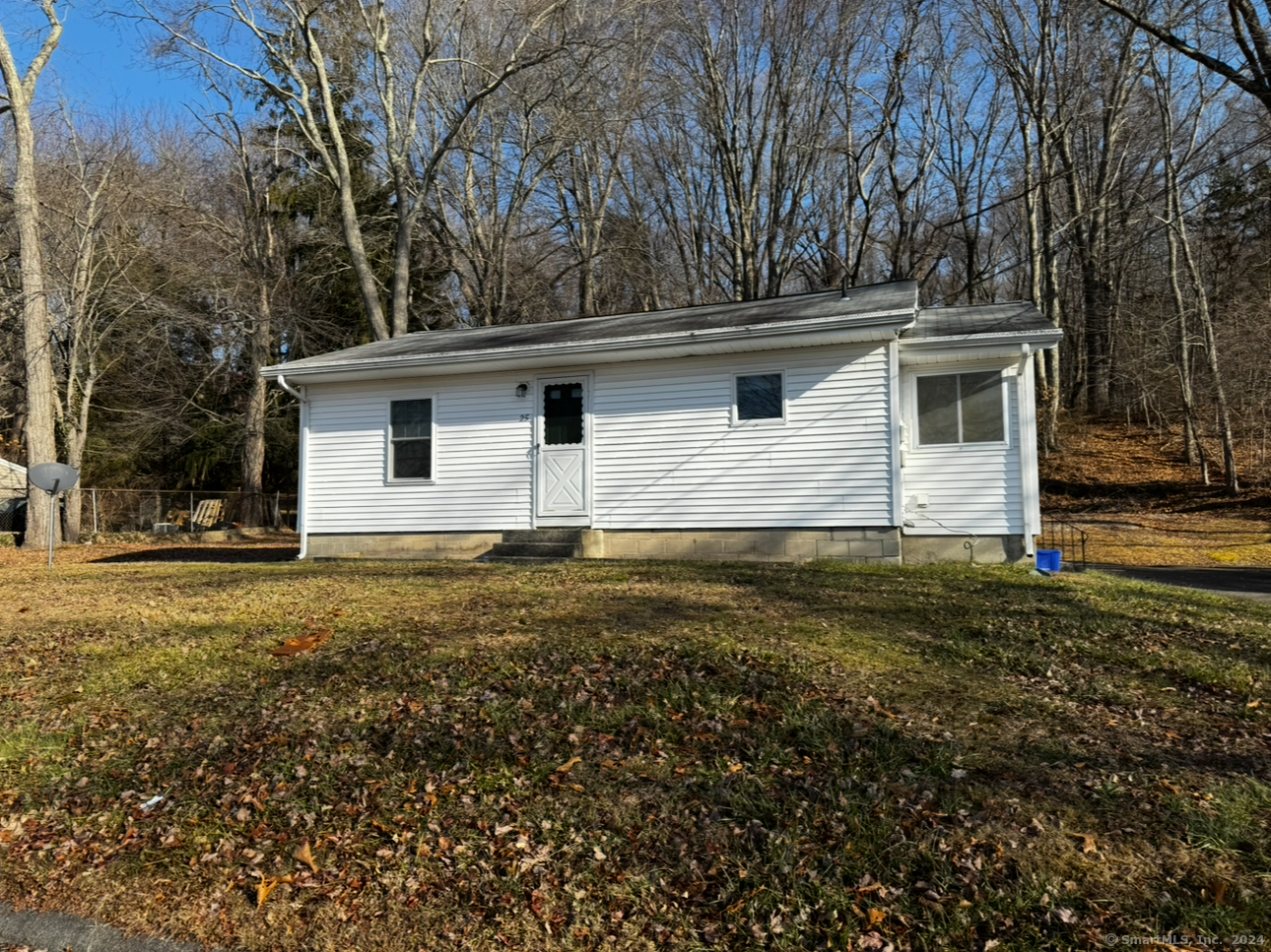 25 Wawecus Hill Road, Norwich, Connecticut - 2 Bedrooms  
1 Bathrooms  
4 Rooms - 