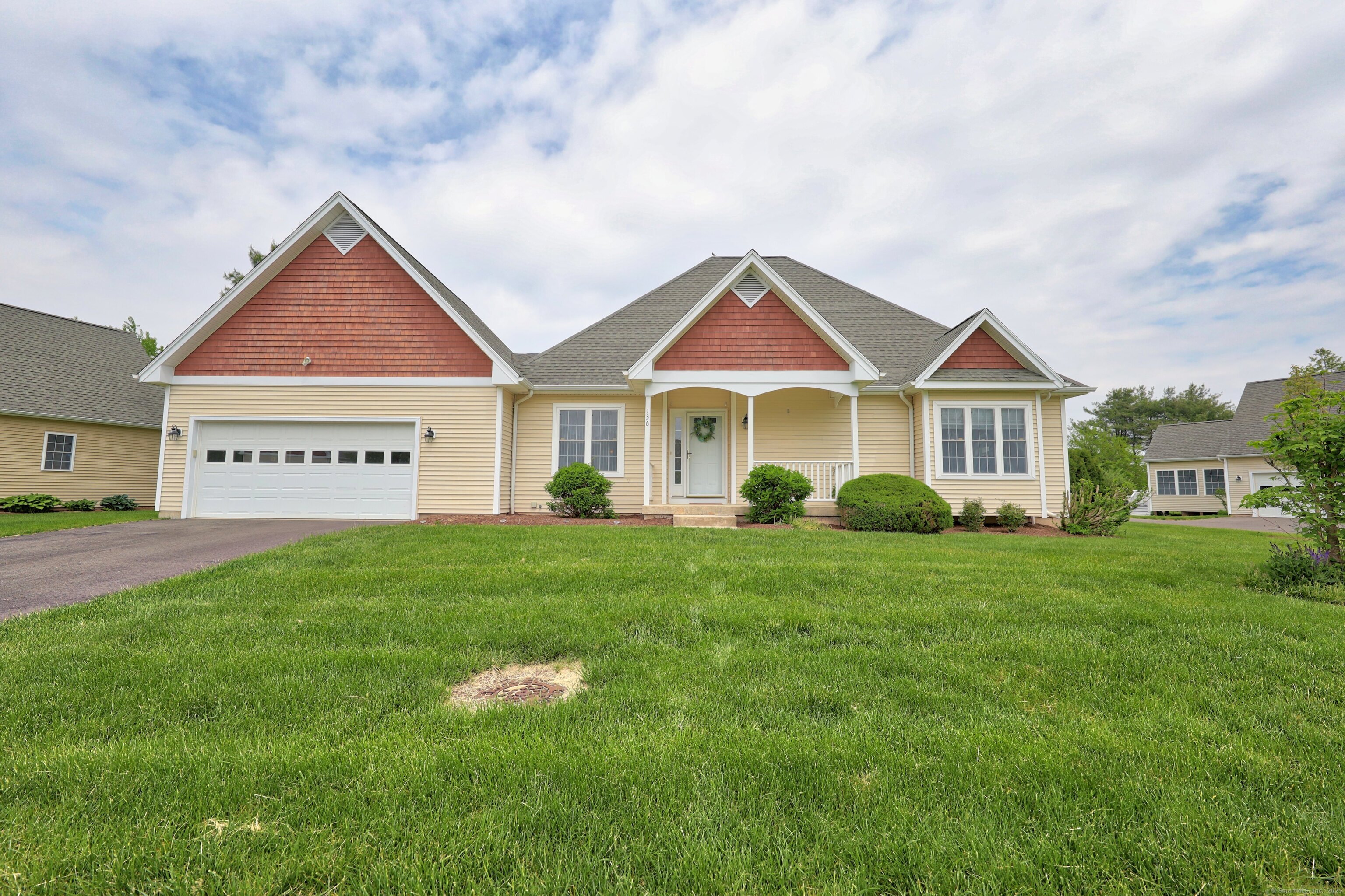 Thistle Pond Drive 136, Bloomfield, Connecticut - 2 Bedrooms  
3 Bathrooms  
6 Rooms - 