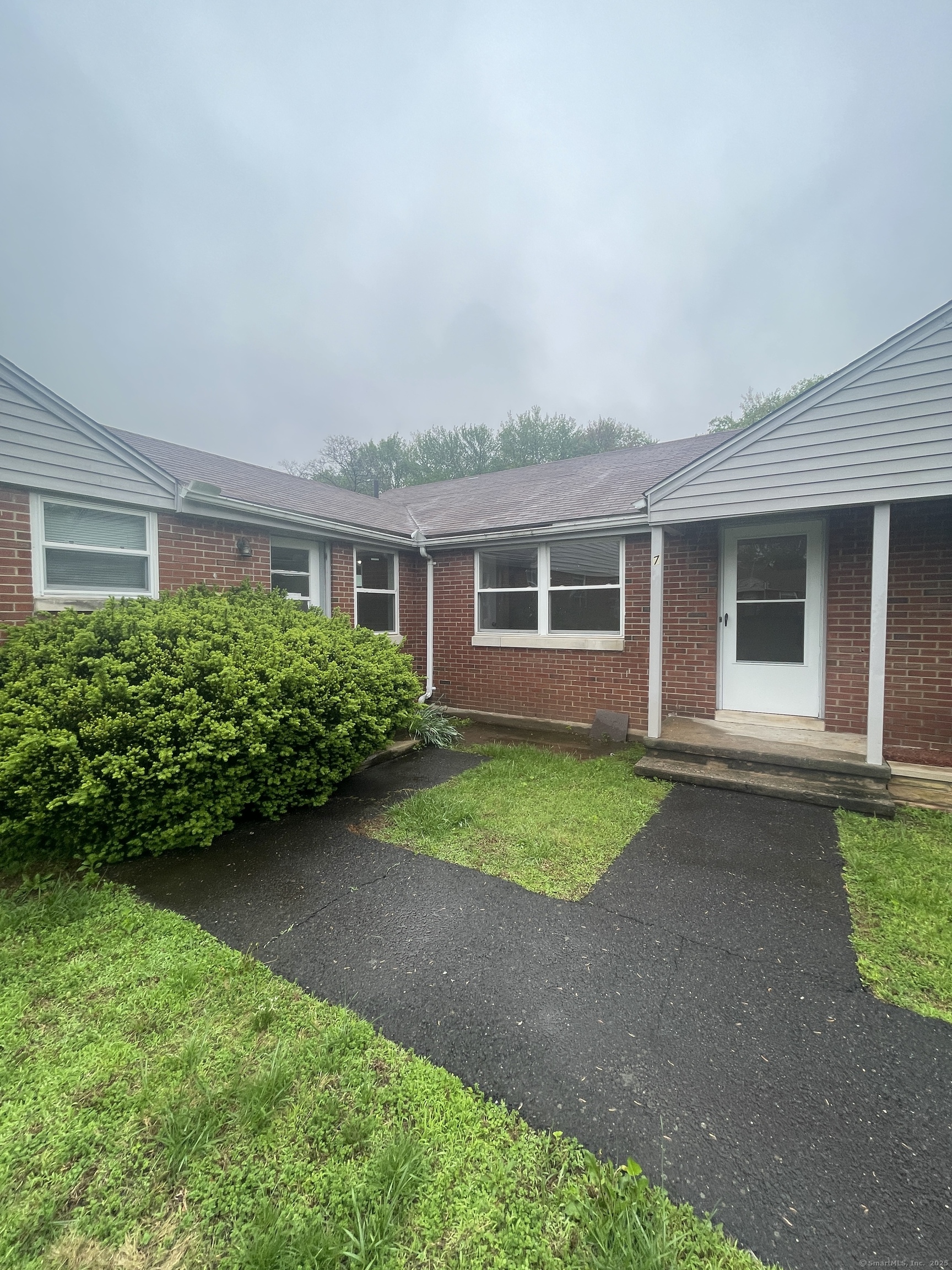 Property for Sale at Hartford Avenue 7, Newington, Connecticut - Bedrooms: 2 
Bathrooms: 1 
Rooms: 4  - $1,750