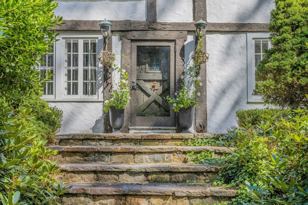 Photo of 736 Old Stamford Road, New Canaan, CT 06840 (MLS # 24123342)