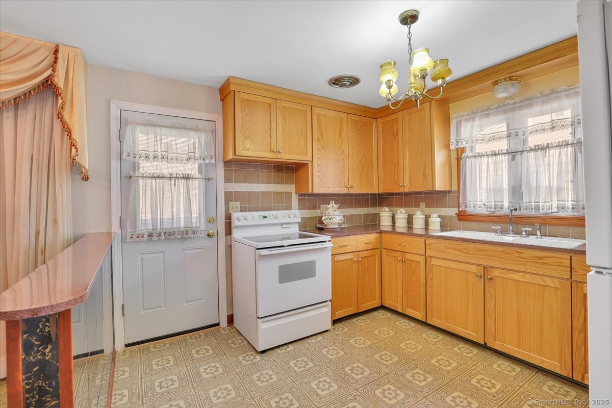 17 Howland Street, Waterbury, Connecticut image 6