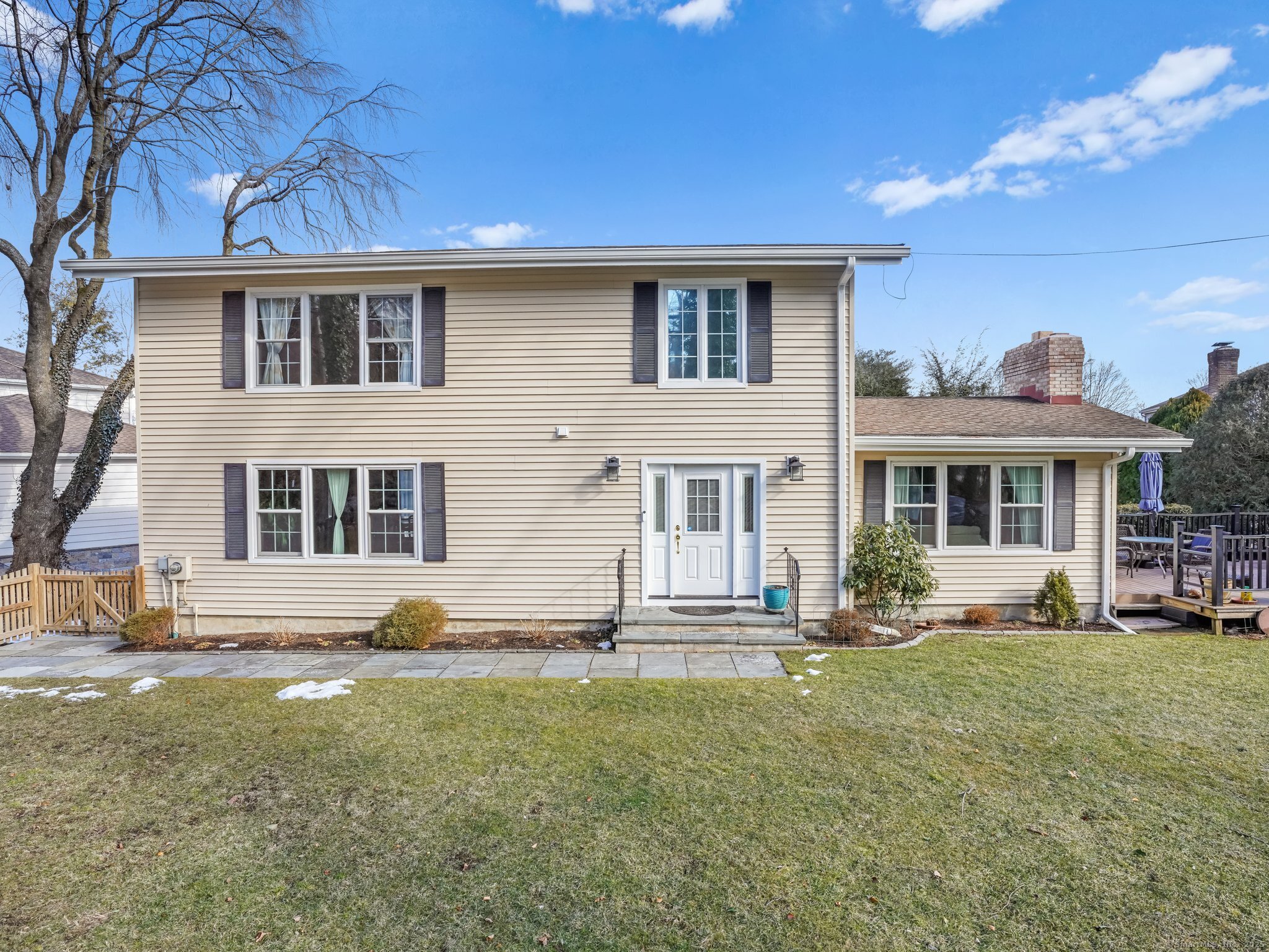 Coachlamp Lane, Stamford, Connecticut - 3 Bedrooms  
3 Bathrooms  
8 Rooms - 