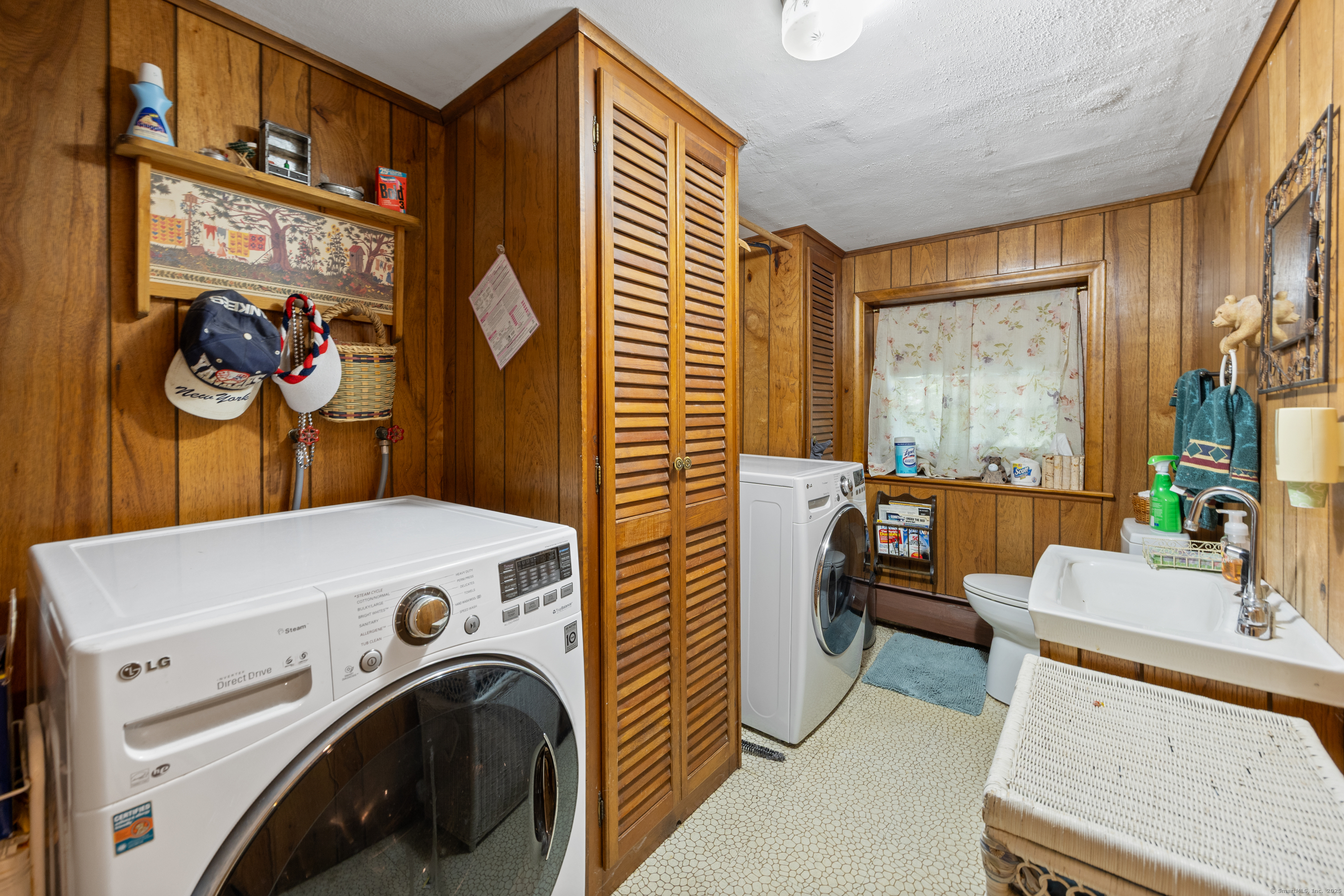 North Haven, Connecticut 06473, United States, 4 Bedrooms Bedrooms, ,3 BathroomsBathrooms,Residential,Pending,210035