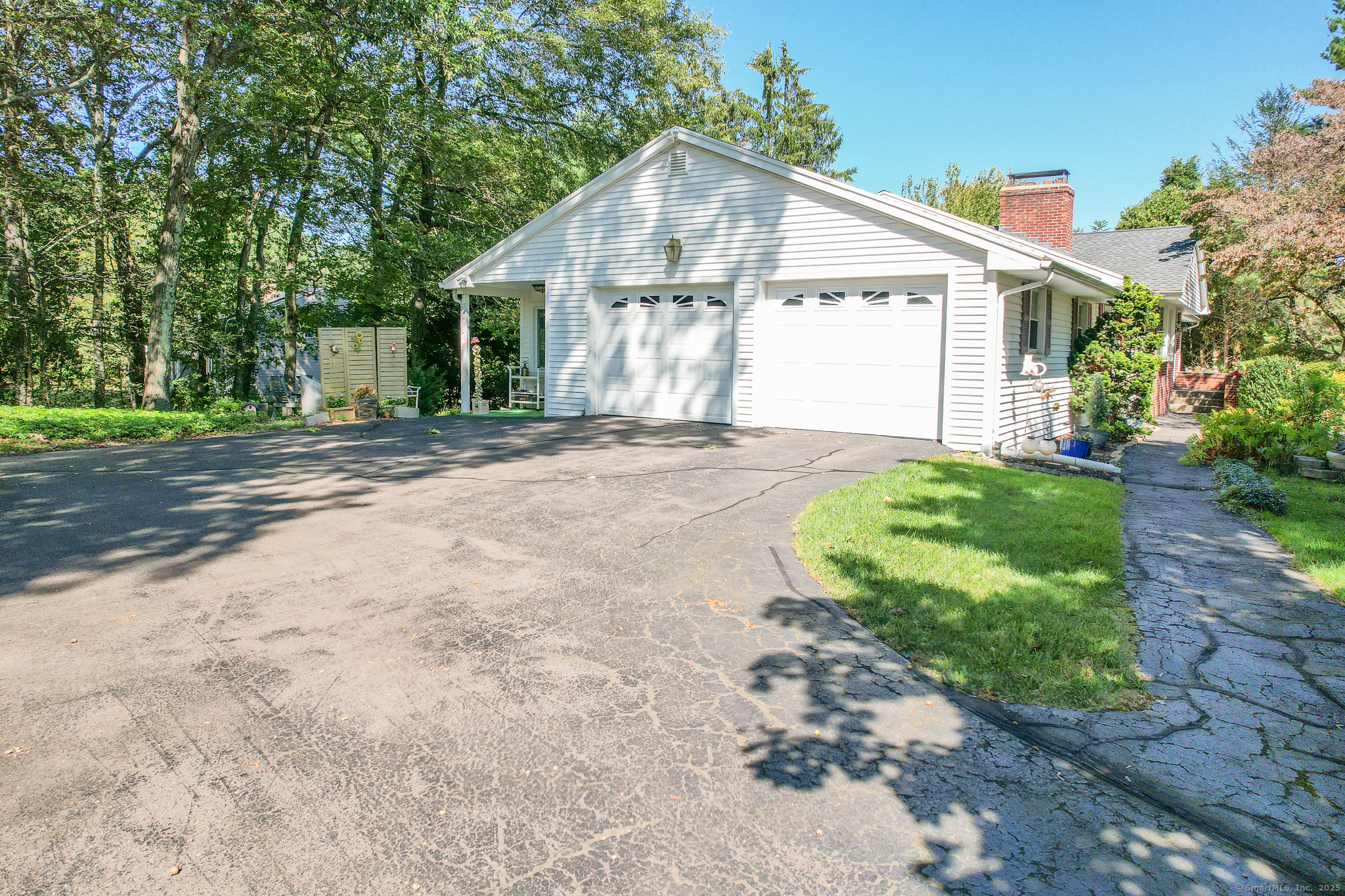 North Haven, Connecticut 06473, United States, 4 Bedrooms Bedrooms, ,3 BathroomsBathrooms,Residential,Pending,210035