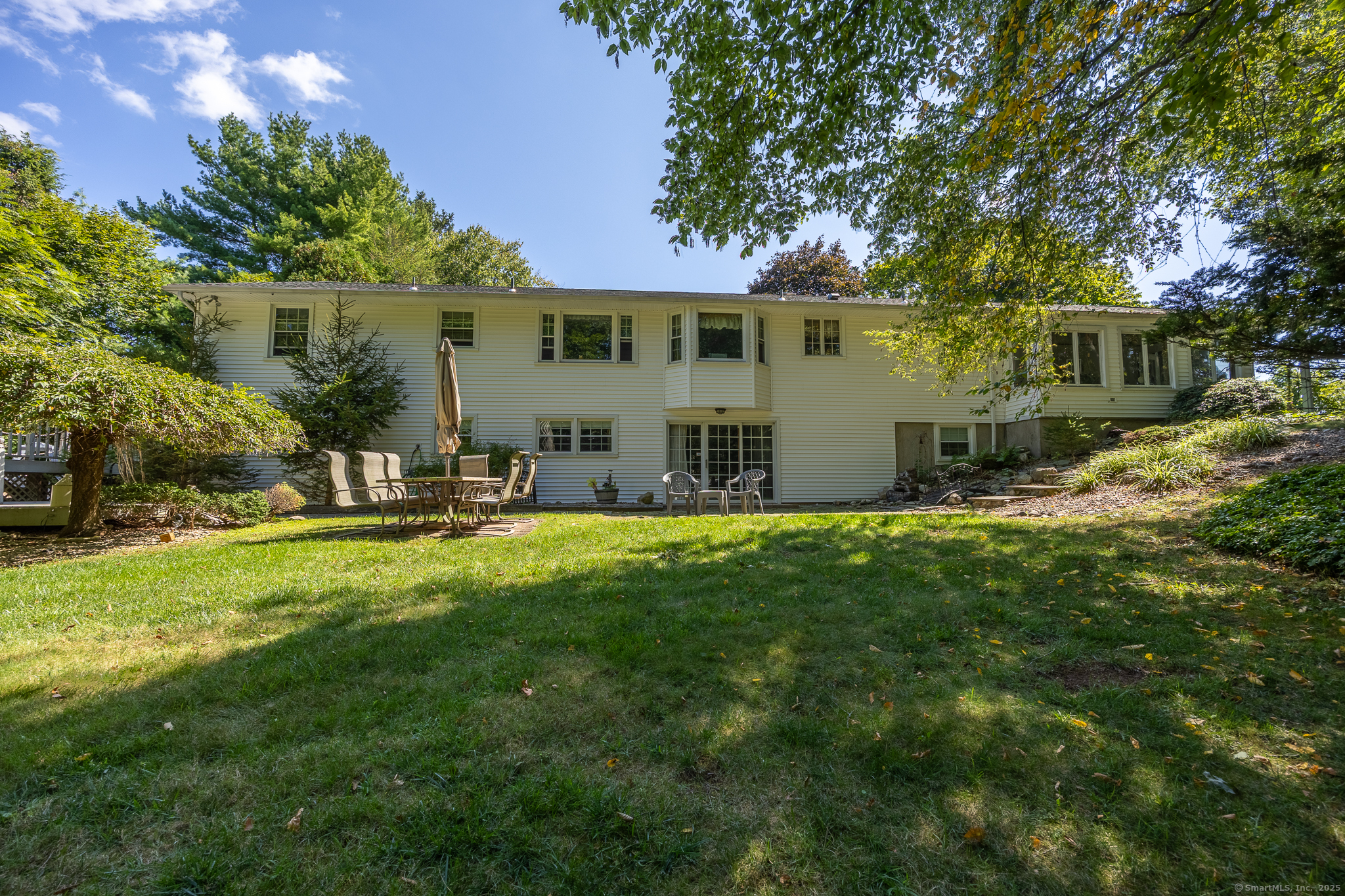 North Haven, Connecticut 06473, United States, 4 Bedrooms Bedrooms, ,3 BathroomsBathrooms,Residential,Pending,210035