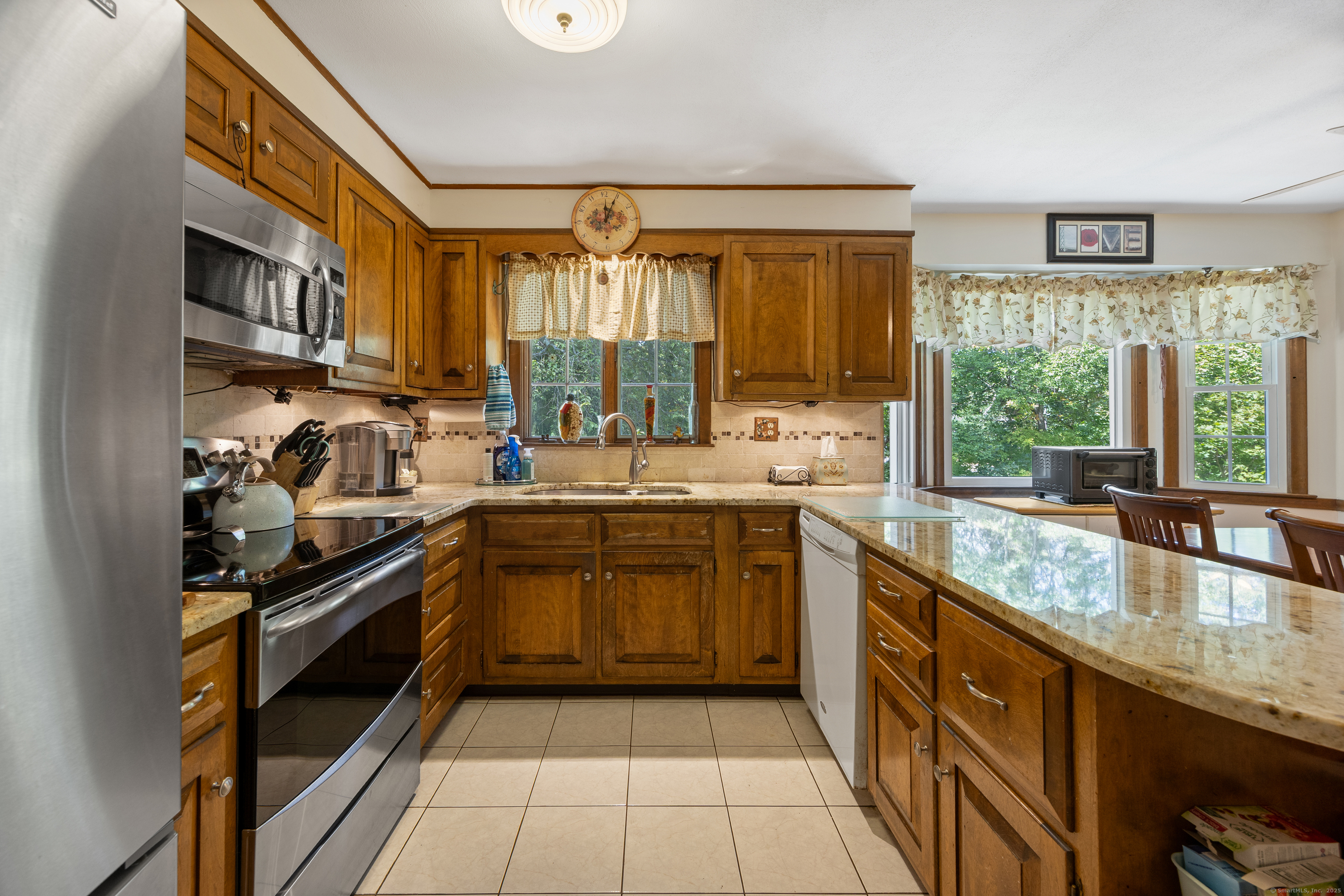 North Haven, Connecticut 06473, United States, 4 Bedrooms Bedrooms, ,3 BathroomsBathrooms,Residential,Pending,210035