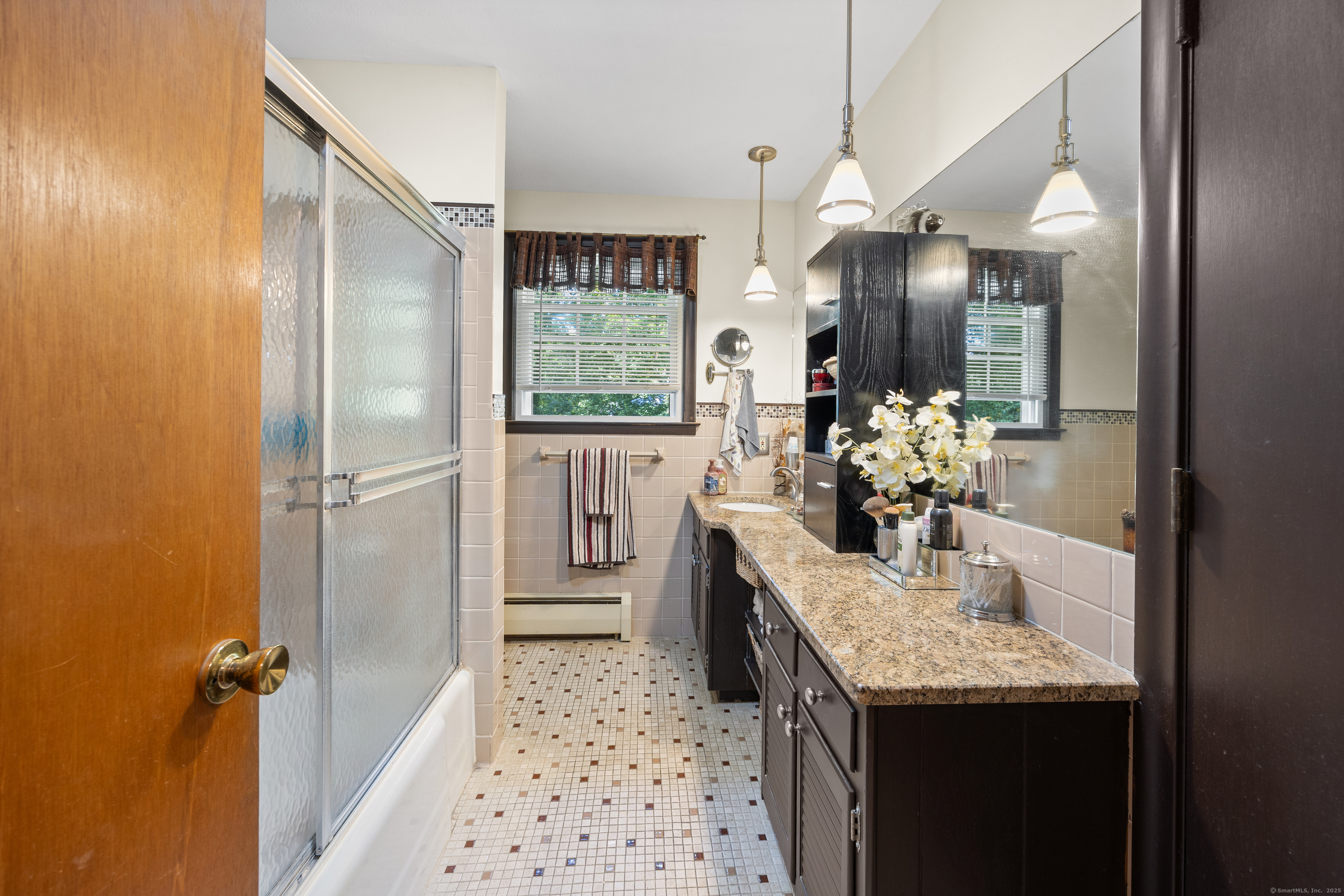 North Haven, Connecticut 06473, United States, 4 Bedrooms Bedrooms, ,3 BathroomsBathrooms,Residential,Pending,210035