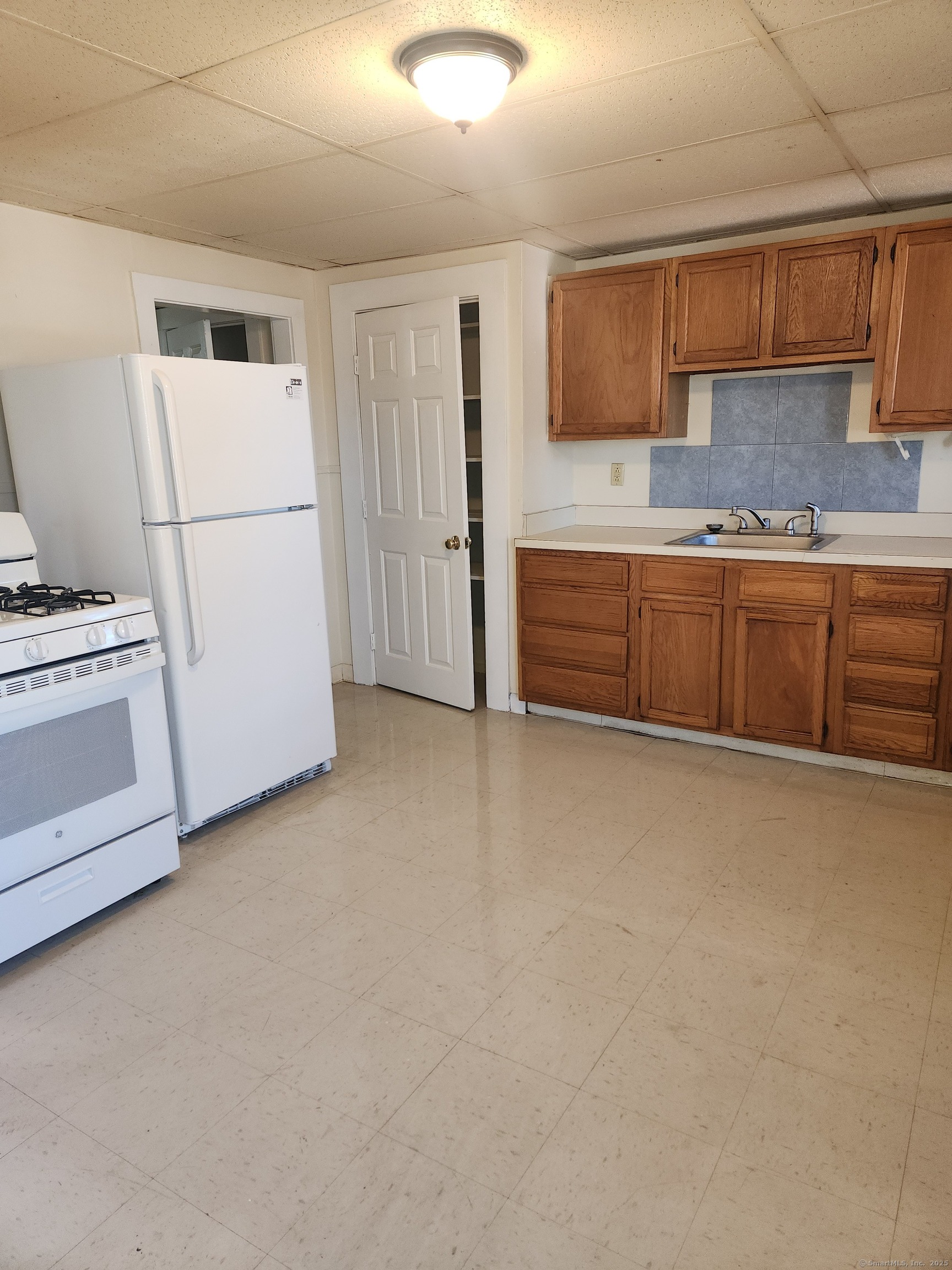 S 5th Avenue 7B, Norwich, Connecticut - 2 Bedrooms  
1 Bathrooms  
4 Rooms - 