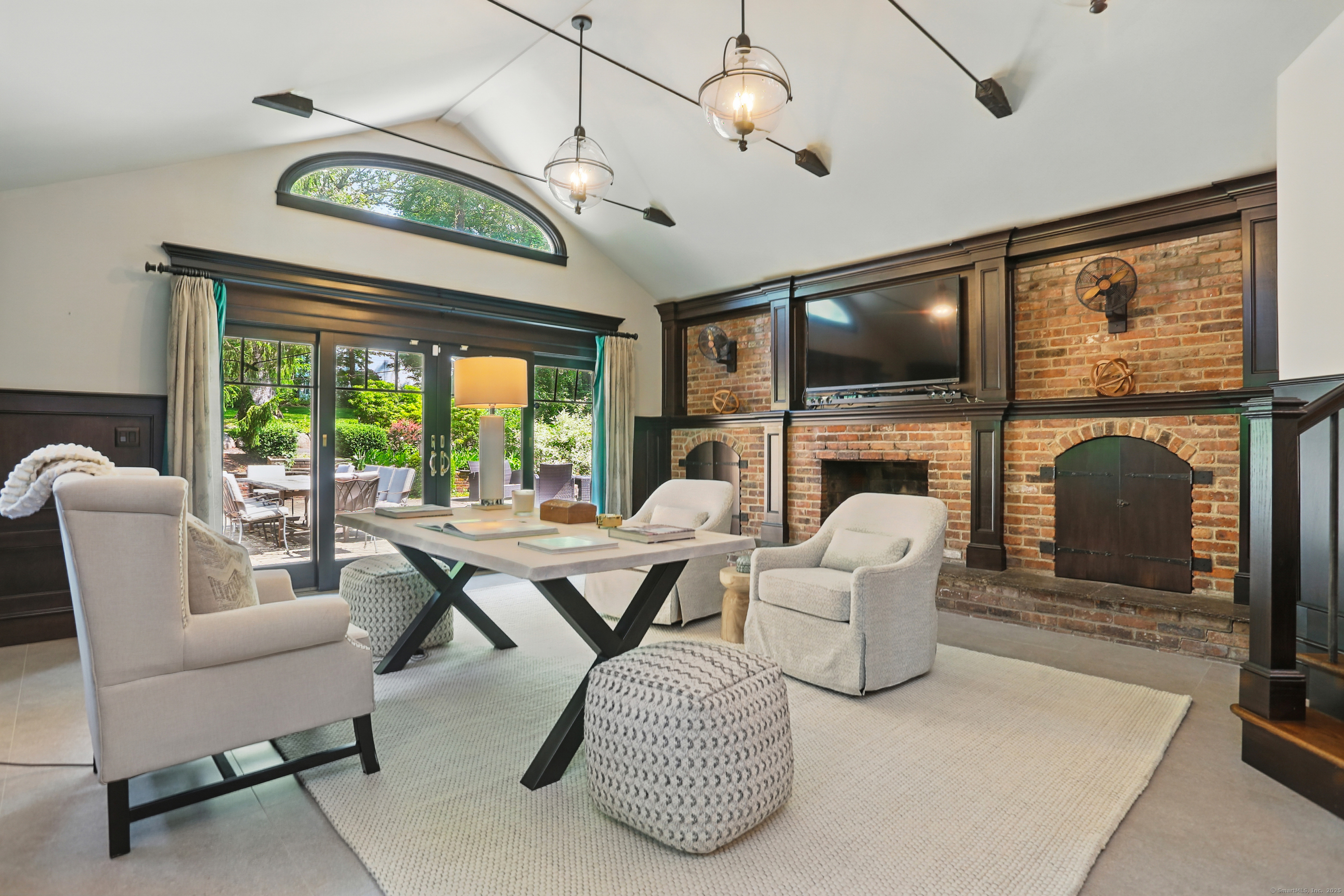 Linden Tree Road, Wilton, Connecticut - 4 Bedrooms  
4 Bathrooms  
11 Rooms - 