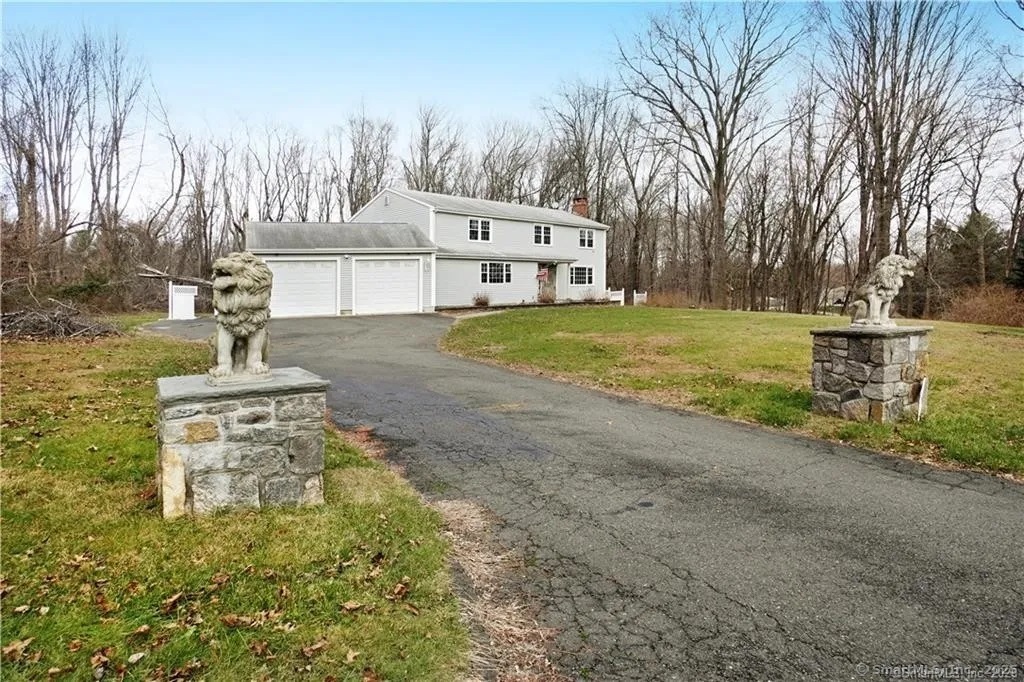 Wedgewood Drive, Woodbridge, Connecticut - 5 Bedrooms  
3 Bathrooms  
9 Rooms - 